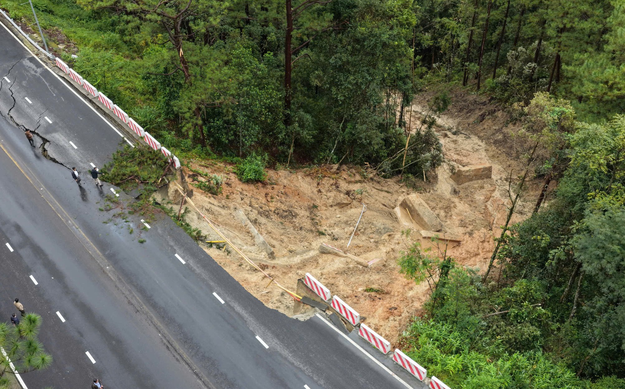 Cận cảnh sạt lở đèo Prenn sau gần 1 năm bàn giao đưa vào sử dụng  - Ảnh 4.