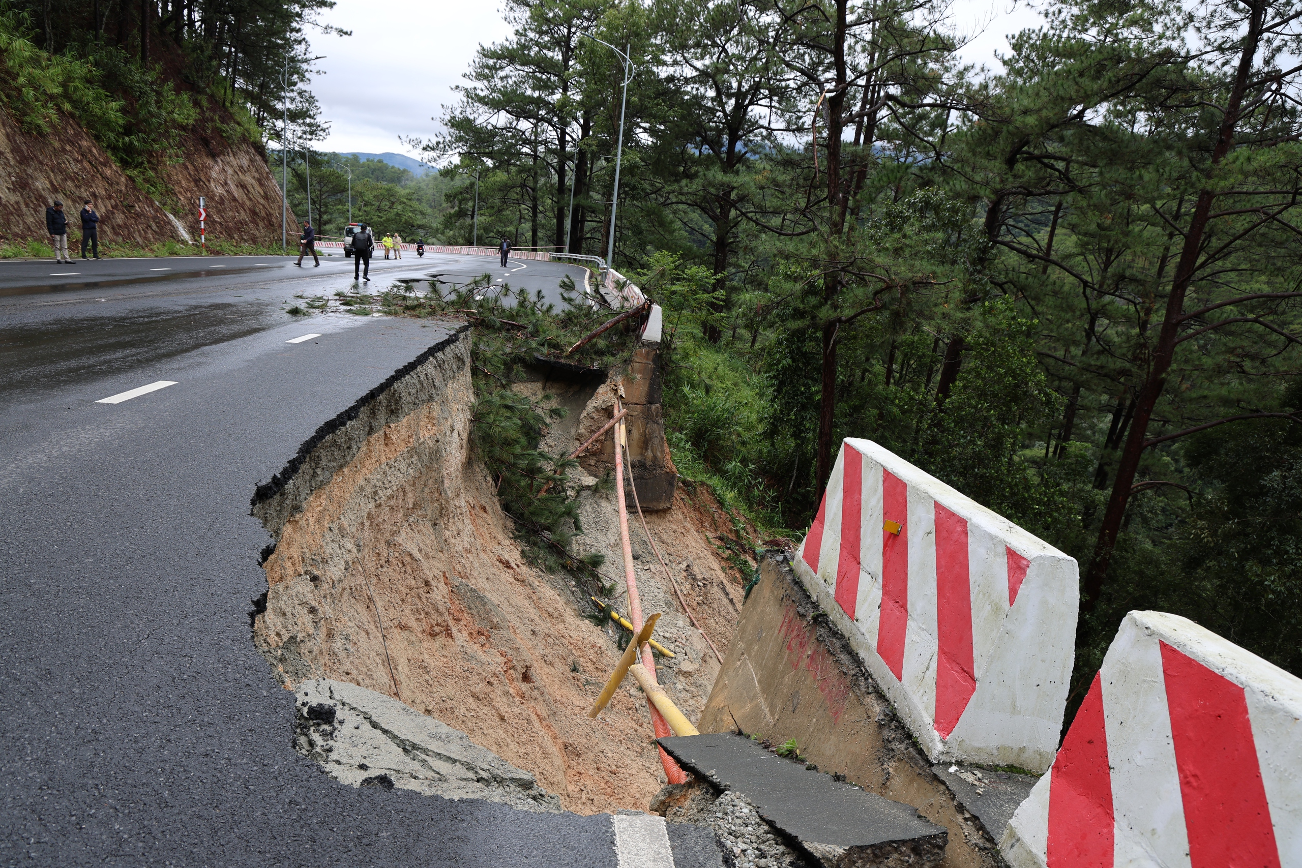 Cận cảnh sạt lở đèo Prenn sau gần 1 năm bàn giao đưa vào sử dụng  - Ảnh 2.
