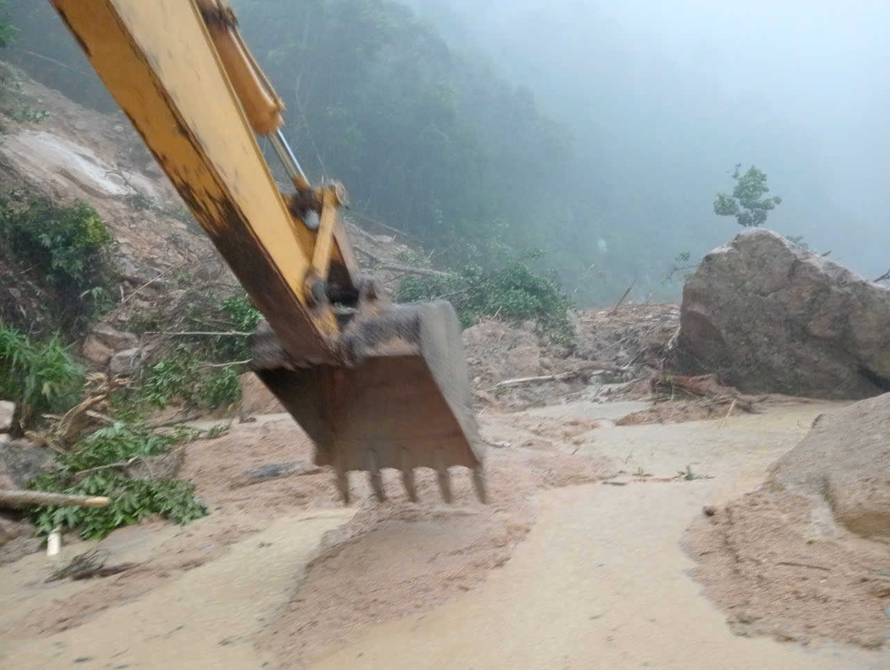 Giải cứu 11 người và nhiều xe mắc kẹt 2 ngày do sạt lở đèo Khánh Lê- Ảnh 4.