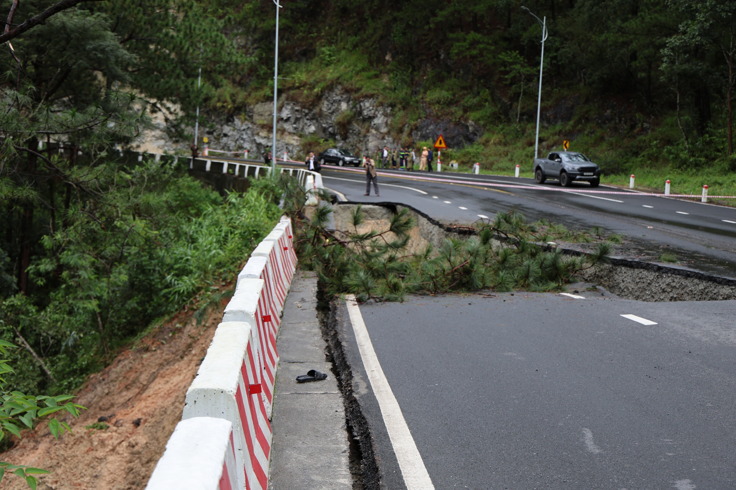 Cận cảnh sạt lở đèo Prenn sau gần 1 năm bàn giao đưa vào sử dụng  - Ảnh 8.