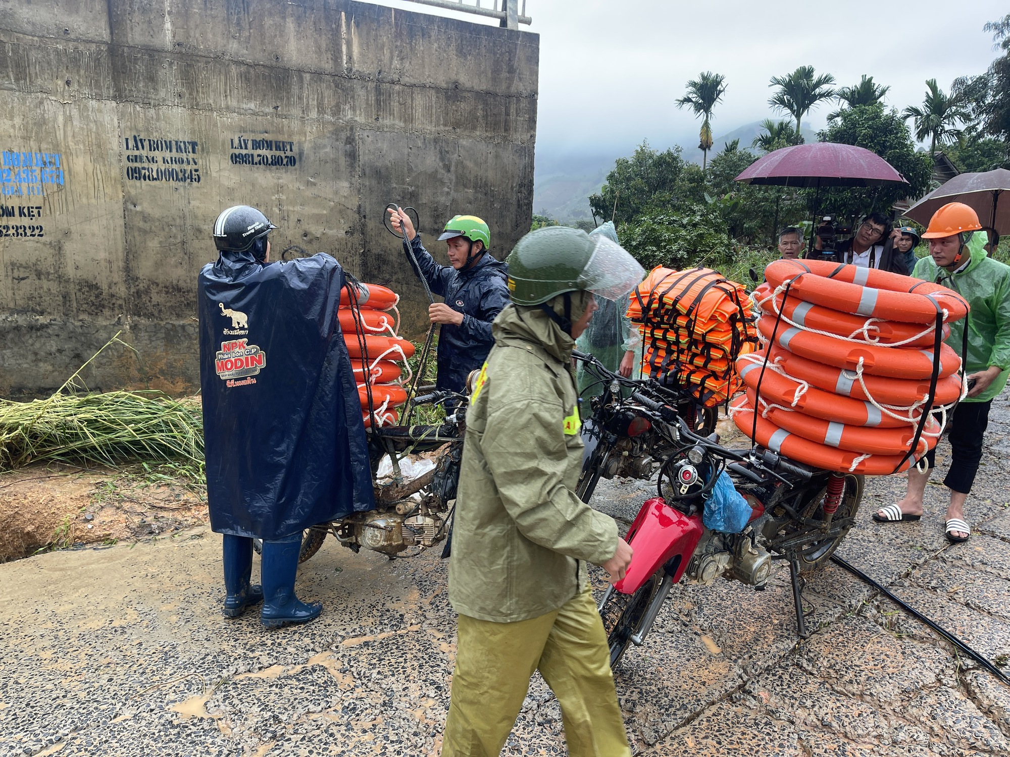 Sinh tử giữa dòng lũ: Căng dây thừng, kéo từng người ra khỏi vùng sạt lở- Ảnh 1.