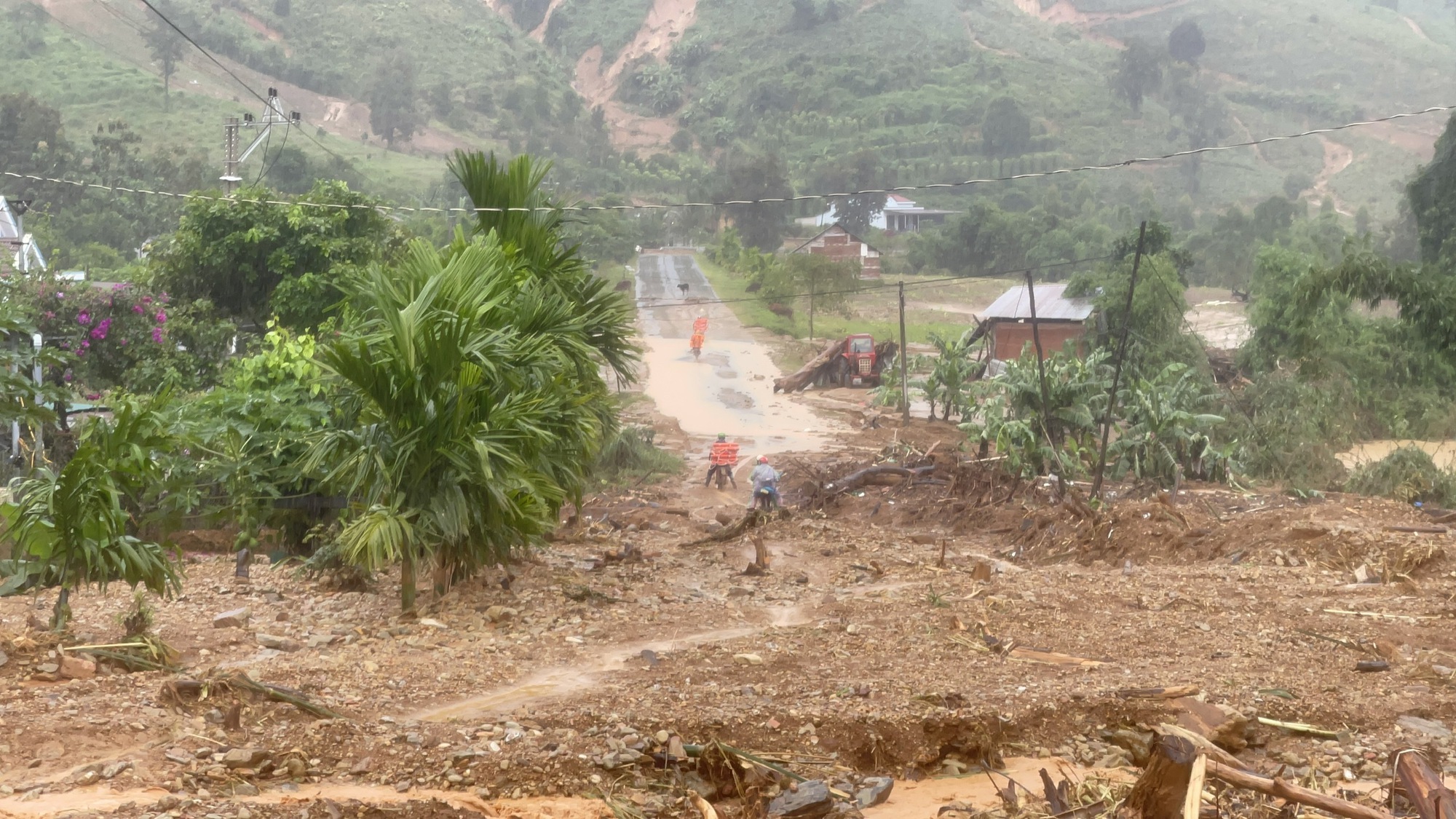 Sinh tử giữa dòng lũ: Căng dây thừng, kéo từng người ra khỏi vùng sạt lở- Ảnh 4.