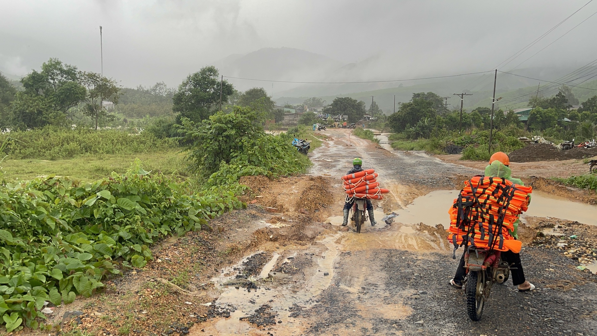 Sinh tử giữa dòng lũ: Căng dây thừng, kéo từng người ra khỏi vùng sạt lở- Ảnh 3.