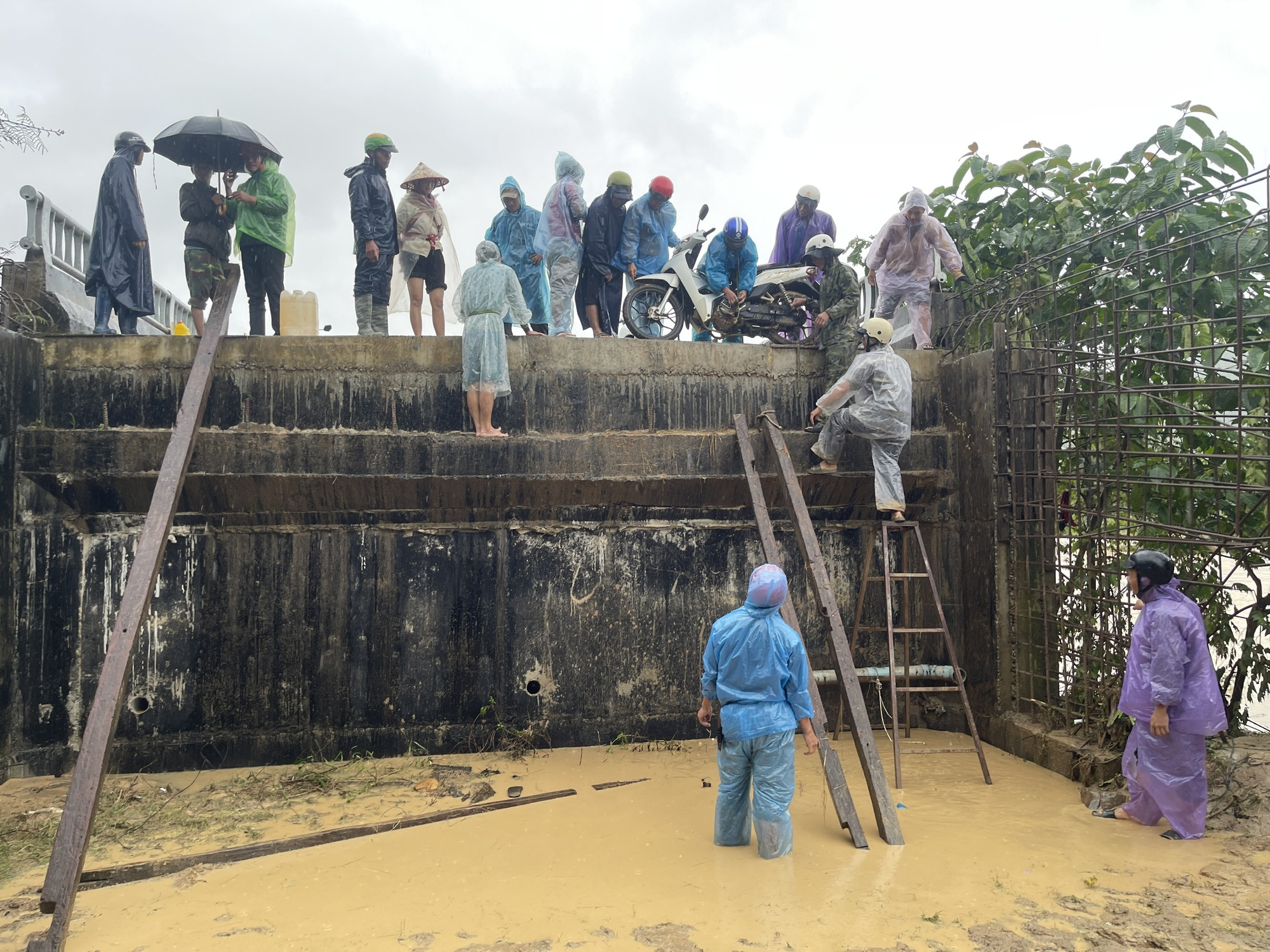 Sinh tử giữa dòng lũ: Căng dây thừng, kéo từng người ra khỏi vùng sạt lở- Ảnh 5.