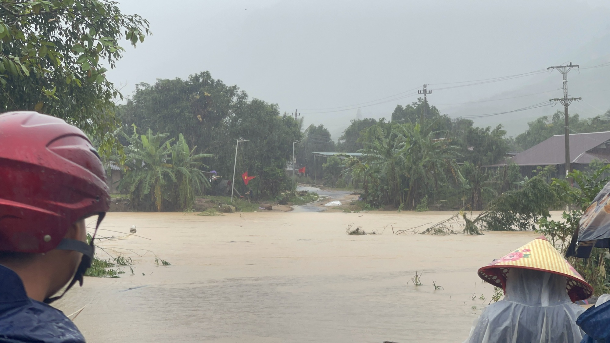 Sinh tử giữa dòng lũ: Căng dây thừng, kéo từng người ra khỏi vùng sạt lở- Ảnh 6.