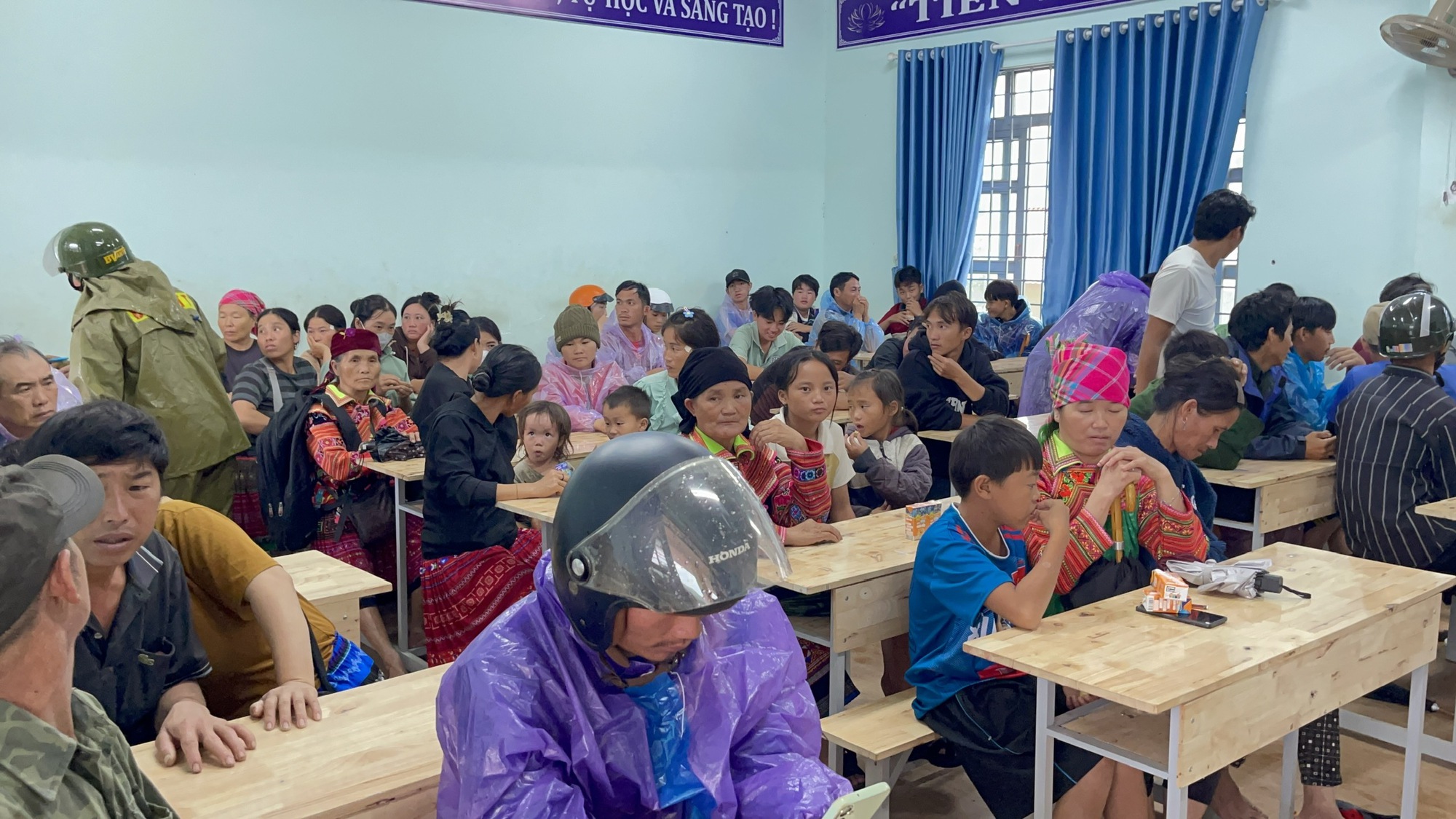 Sinh tử giữa dòng lũ: Căng dây thừng, kéo từng người ra khỏi vùng sạt lở- Ảnh 8.