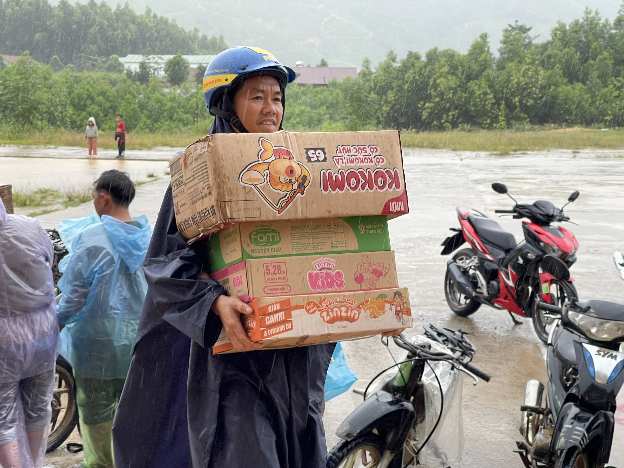 Sinh tử giữa dòng lũ: Căng dây thừng, kéo từng người ra khỏi vùng sạt lở- Ảnh 7.