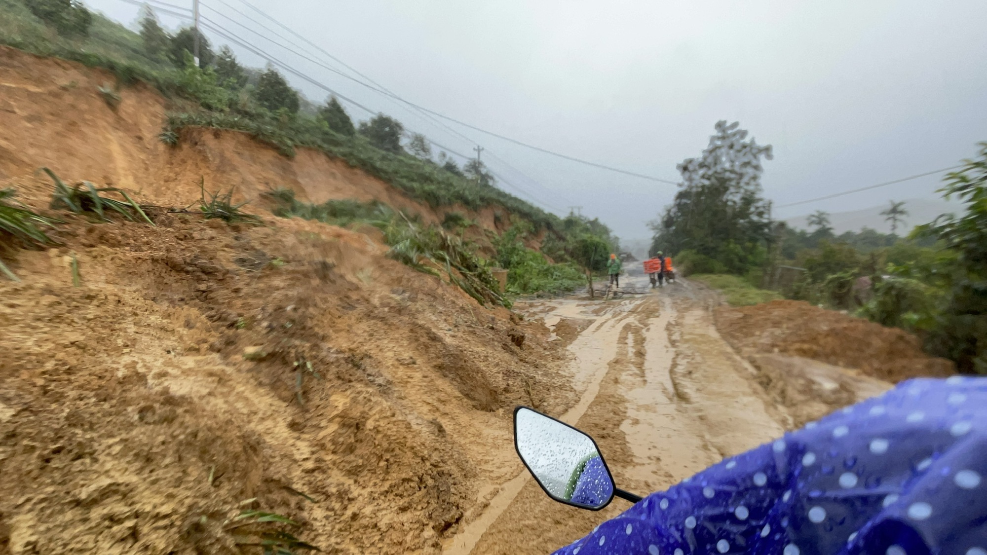 Sinh tử giữa dòng lũ: Căng dây thừng, kéo từng người ra khỏi vùng sạt lở- Ảnh 2.