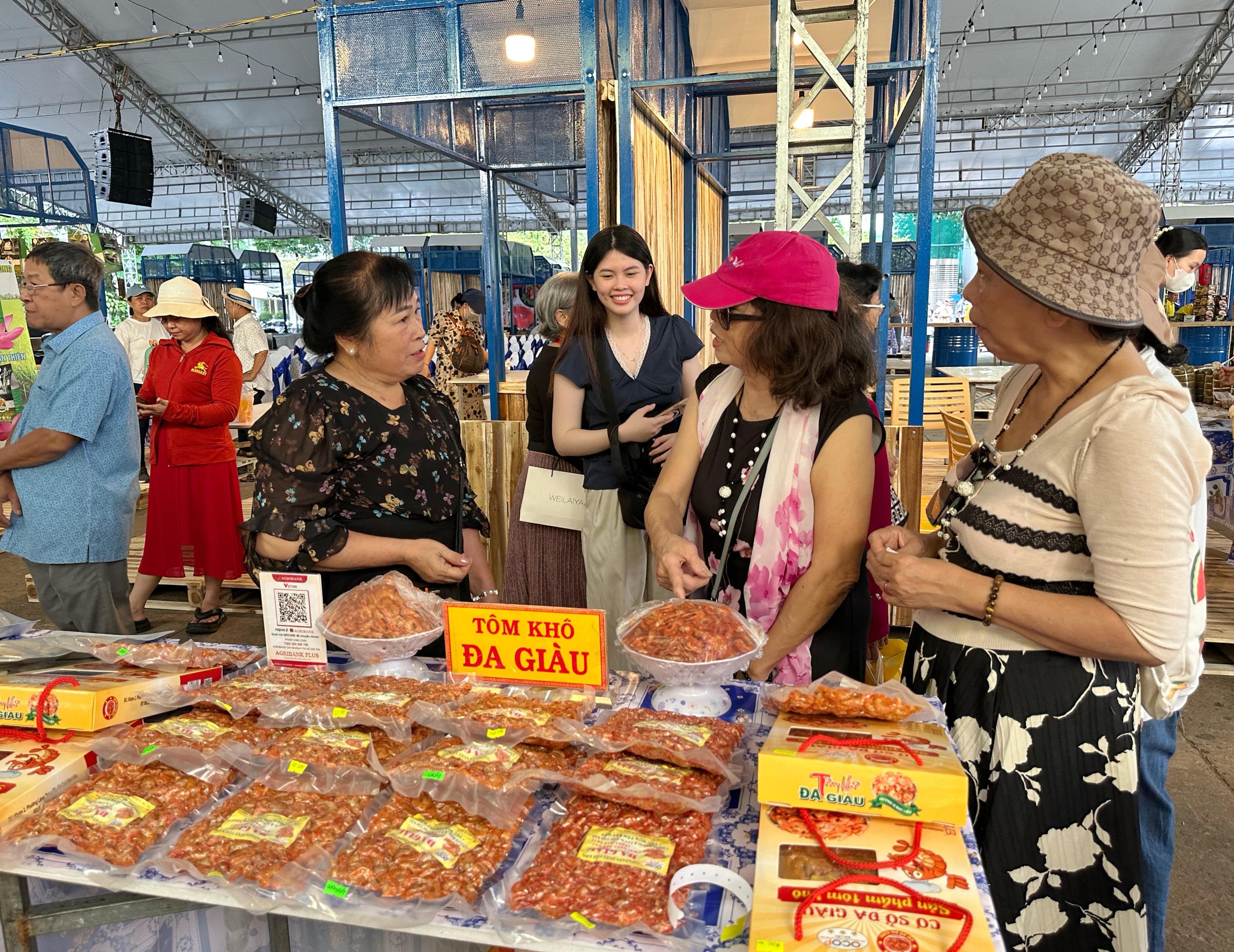 Astăzi este prima zi a festivalului culinar cu crabi Ca Mau din orașul Ho Chi Minh: Clienți entuziasmați - Fotografia 5. Hôm nay ngày đầu lễ hội ẩm thực cua Cà Mau ở TP.HCM: Thực khách hào hứng- Ảnh 5.