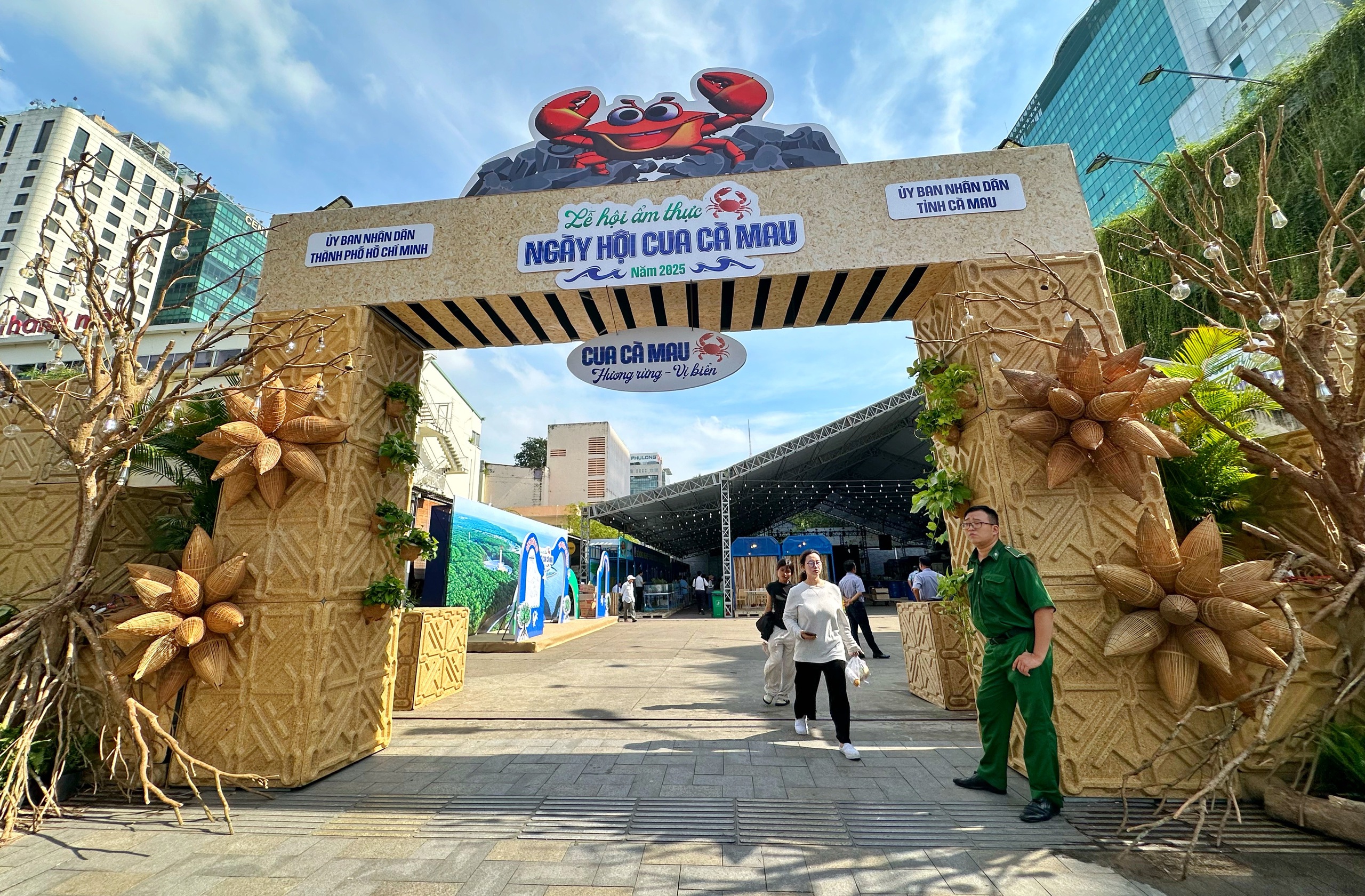 Astăzi este prima zi a festivalului culinar cu crabi Ca Mau din orașul Ho Chi Minh: Clienți entuziasmați - Fotografia 1. Hôm nay ngày đầu lễ hội ẩm thực cua Cà Mau ở TP.HCM: Thực khách hào hứng- Ảnh 1.