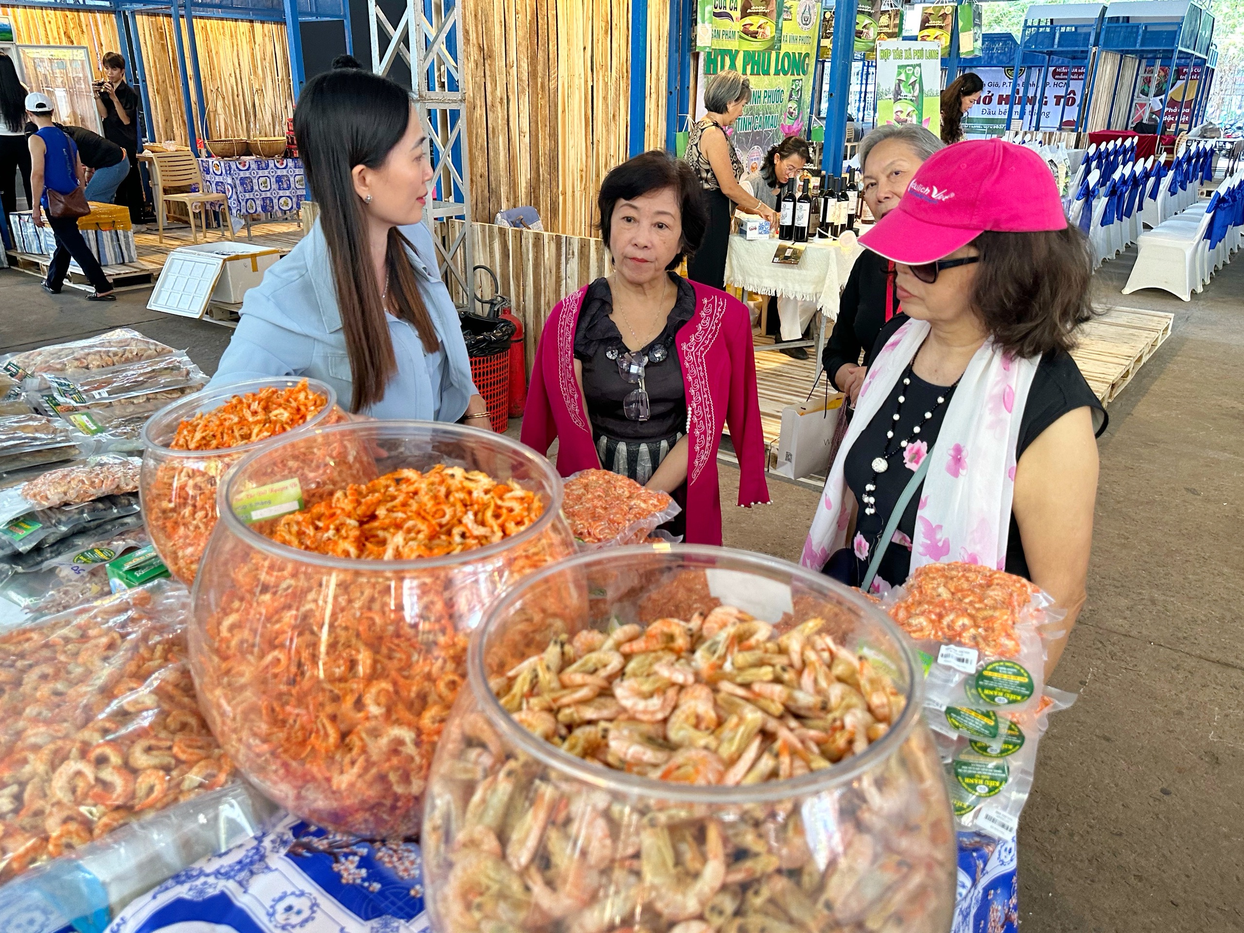Astăzi este prima zi a festivalului culinar cu crabi Ca Mau din orașul Ho Chi Minh: Clienți entuziasmați - Fotografia 6. Hôm nay ngày đầu lễ hội ẩm thực cua Cà Mau ở TP.HCM: Thực khách hào hứng- Ảnh 6.