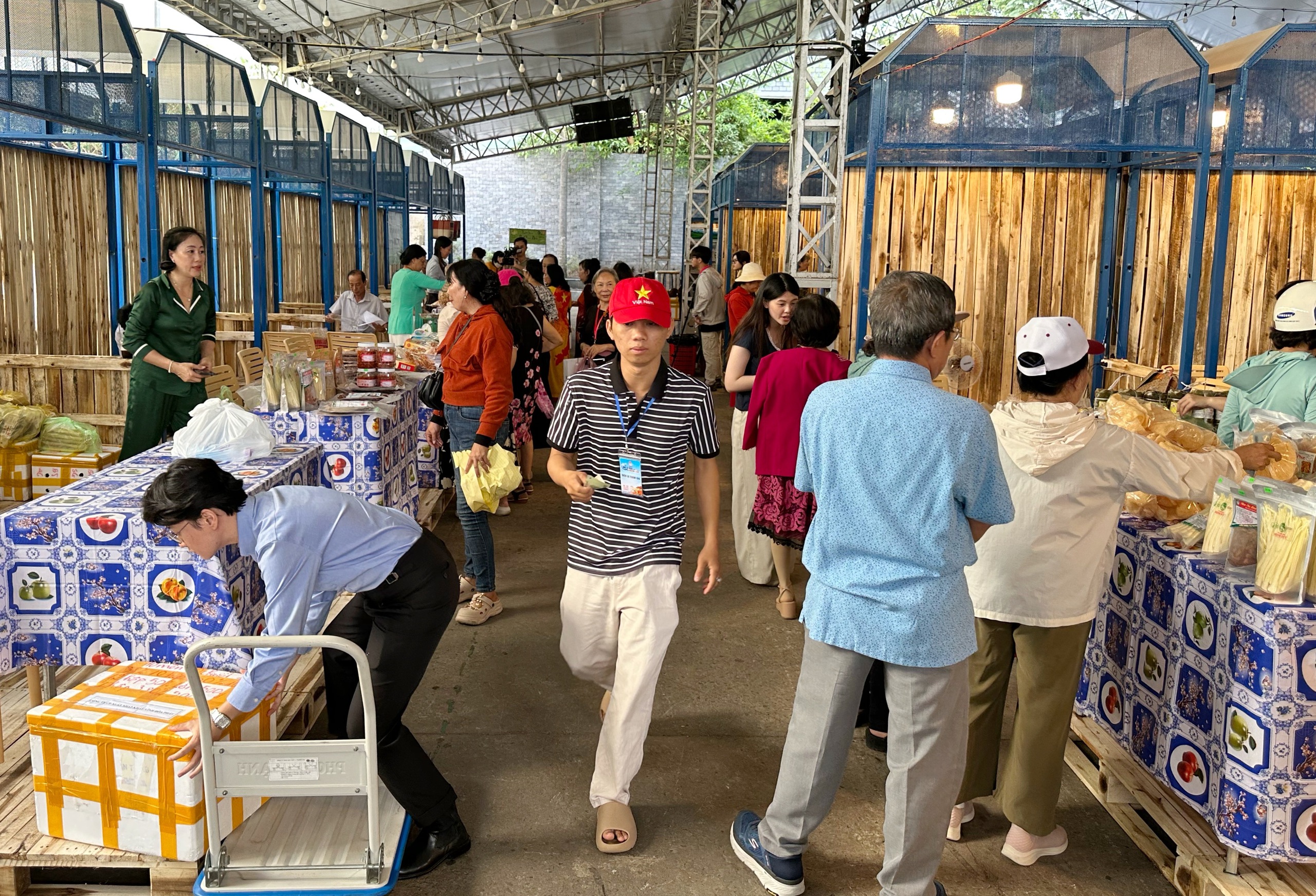 Astăzi este prima zi a festivalului culinar cu crabi Ca Mau din orașul Ho Chi Minh: Clienți entuziasmați - Fotografia 3. Hôm nay ngày đầu lễ hội ẩm thực cua Cà Mau ở TP.HCM: Thực khách hào hứng- Ảnh 3.