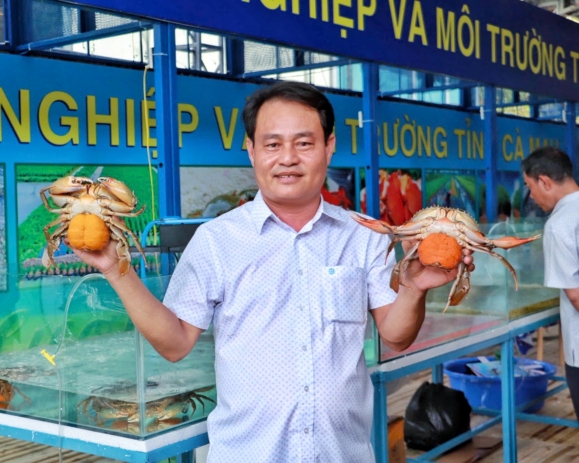 Astăzi este prima zi a festivalului culinar cu crabi Ca Mau din orașul Ho Chi Minh: Clienți entuziasmați - Fotografia 4. Hôm nay ngày đầu lễ hội ẩm thực cua Cà Mau ở TP.HCM: Thực khách hào hứng- Ảnh 4.