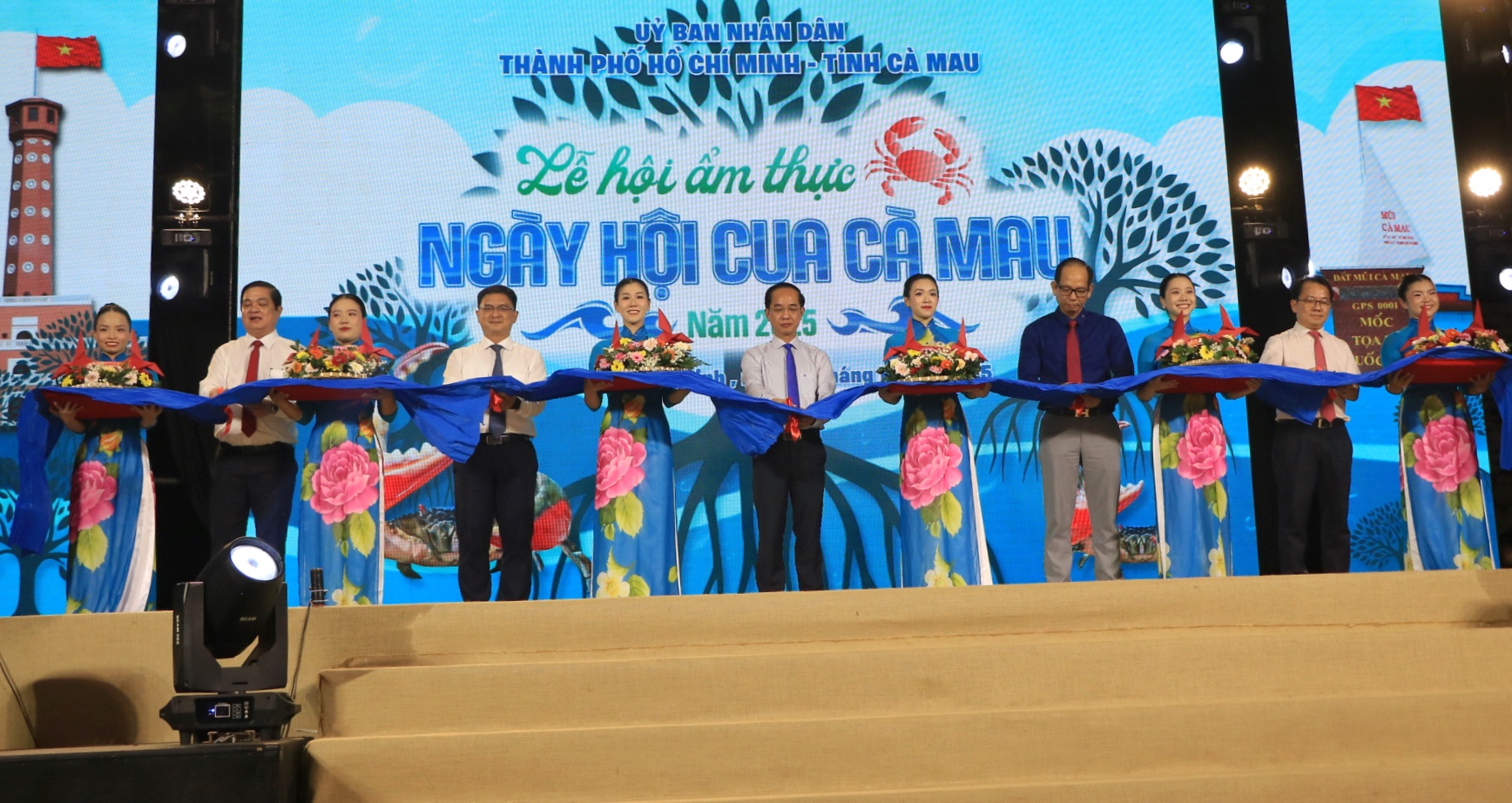 Khai mạc lễ hội ẩm thực cua Cà Mau ở TP.HCM: Ùn ùn thực khách tìm đến- Ảnh 1.