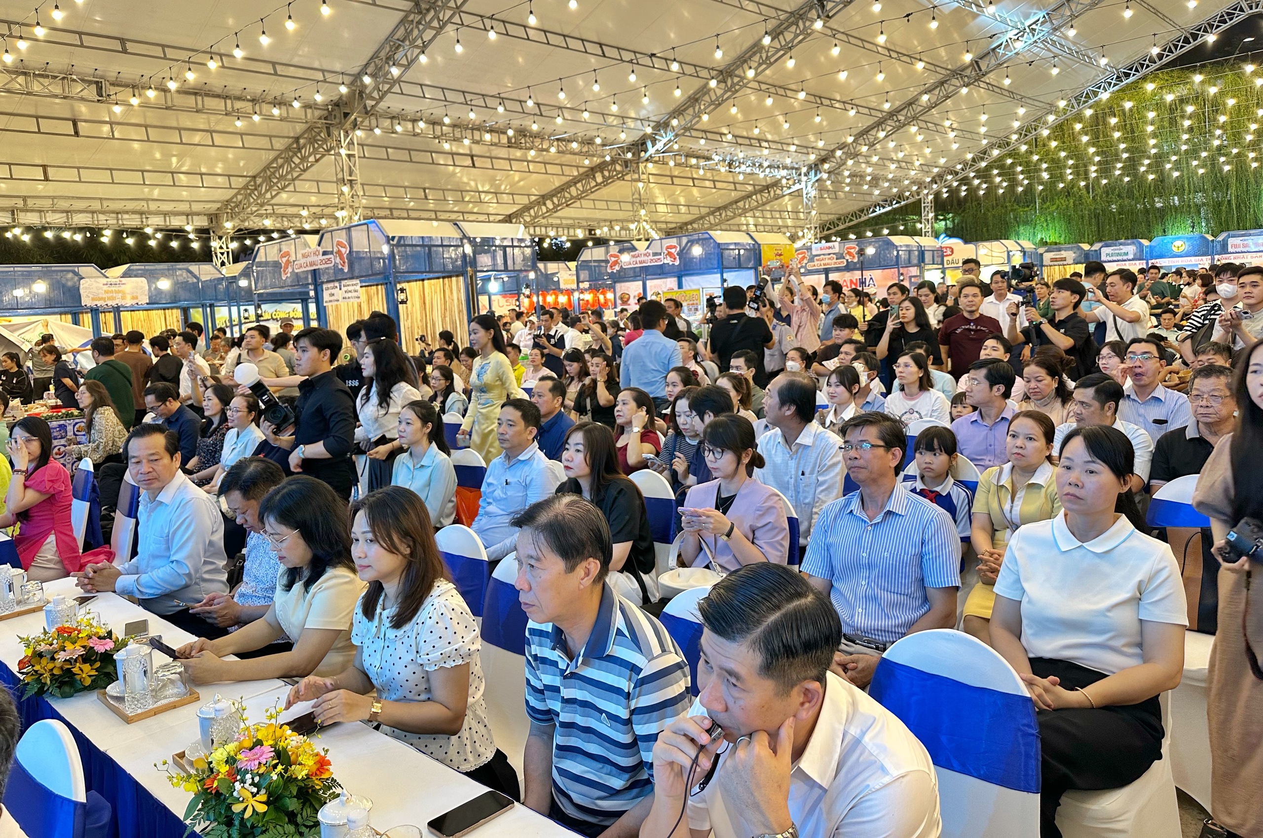 Khai mạc lễ hội ẩm thực cua Cà Mau ở TP.HCM: Ùn ùn thực khách tìm đến- Ảnh 2.