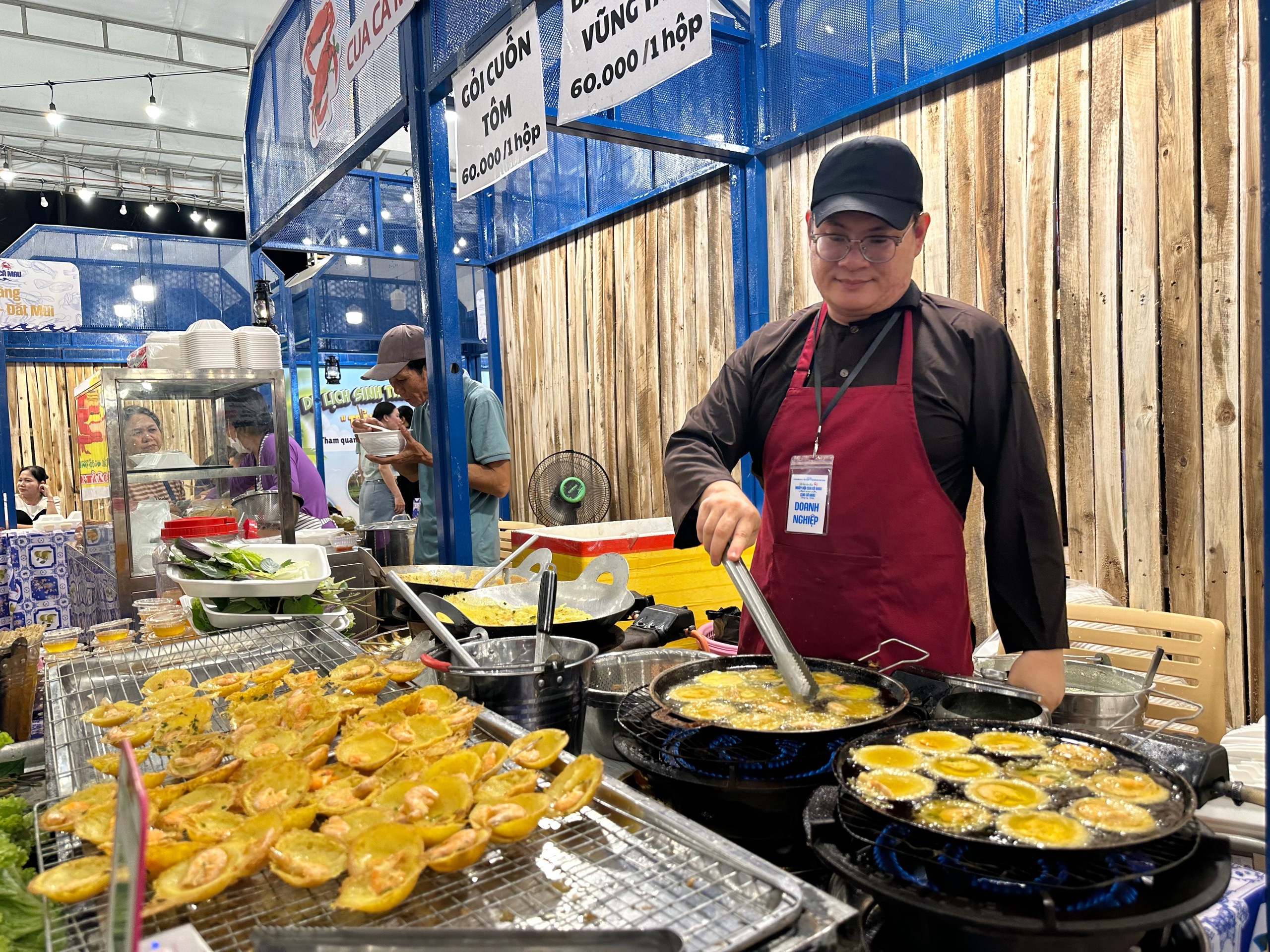 Khai mạc lễ hội ẩm thực cua Cà Mau ở TP.HCM: Ùn ùn thực khách tìm đến- Ảnh 6.