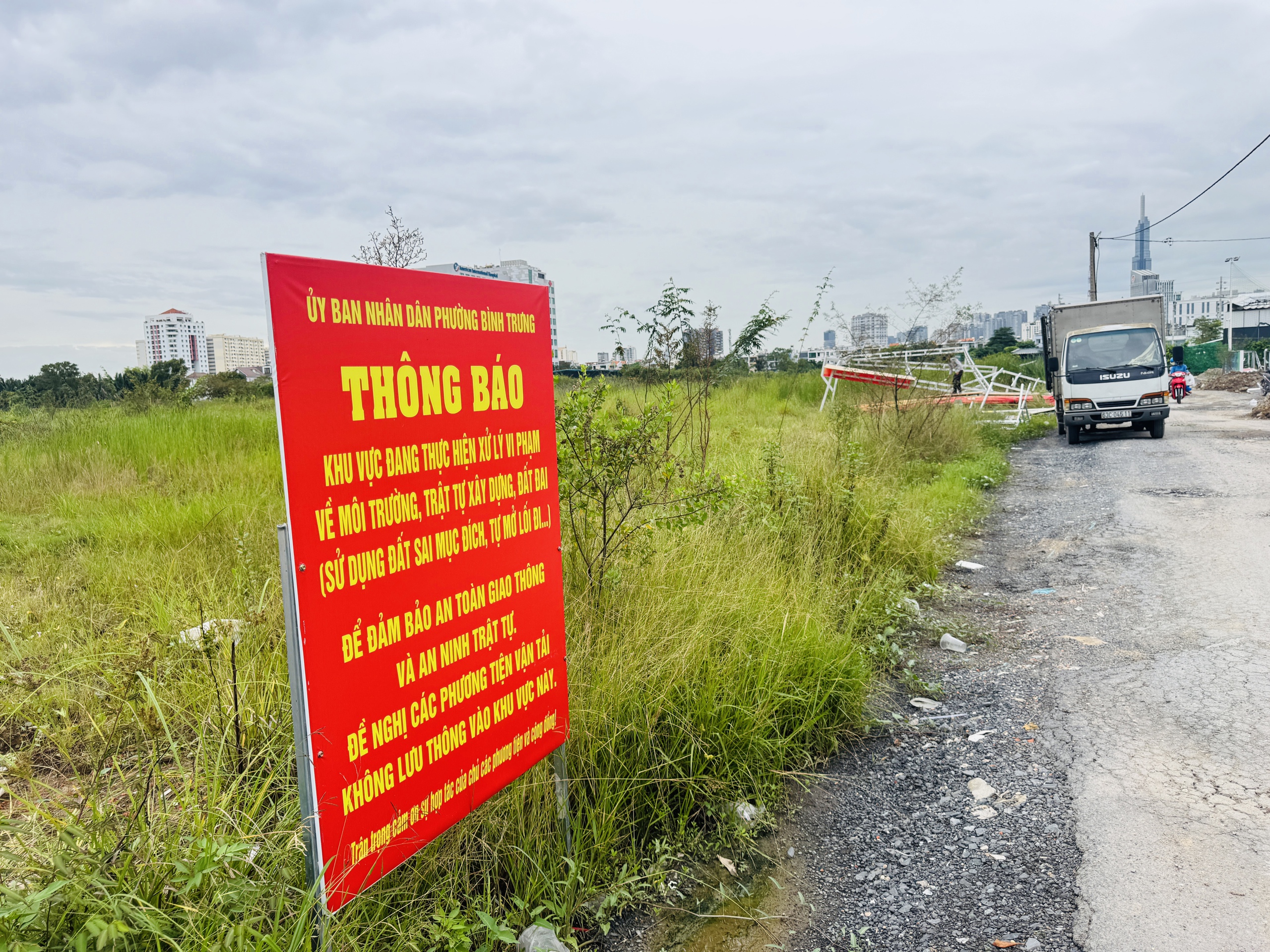 TP.HCM: Ra quân xử lý điểm nóng xây dựng không phép tại khu đô thị An Phú   - Ảnh 4.