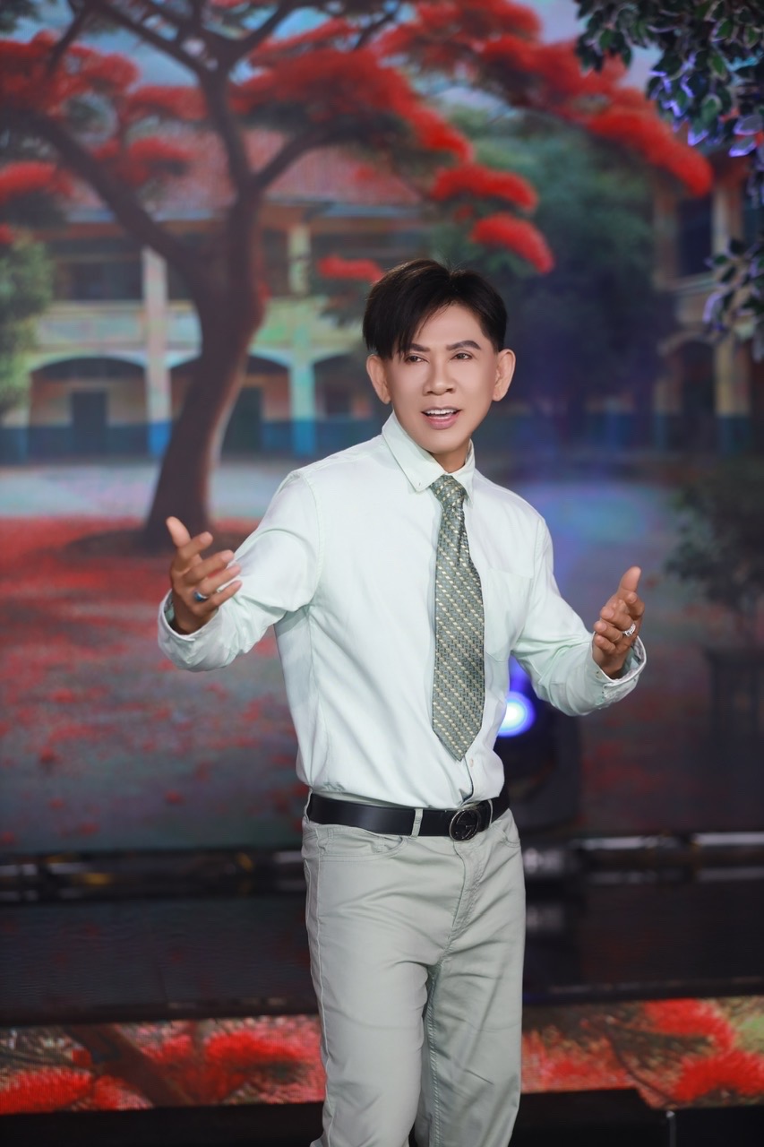 Ca sĩ ‘Mưa bụi’ giờ làm thầy giáo dạy toán, tiết lộ cuộc sống kín tiếng- Ảnh 1.