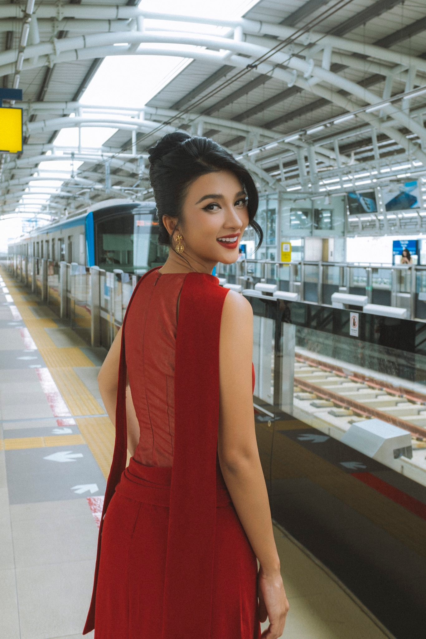 

Dù vậy, Kim Tuyến vui khi được con ủng hộ tìm hạnh phúc mới. Cô chia sẻ từ lúc ly hôn đến hiện tai, không phải cô chưa từng trải qua cuộc tình nào. Song thời điểm đó, người đẹp thấy sẽ khó để giải thích câu chuyện tình yêu với một đứa trẻ, không biết làm sao cho con chấp nhận. “Còn khi được con ủng hộ, 'đẩy thuyền' thì mình lại chẳng có”, cô bộc bạch  