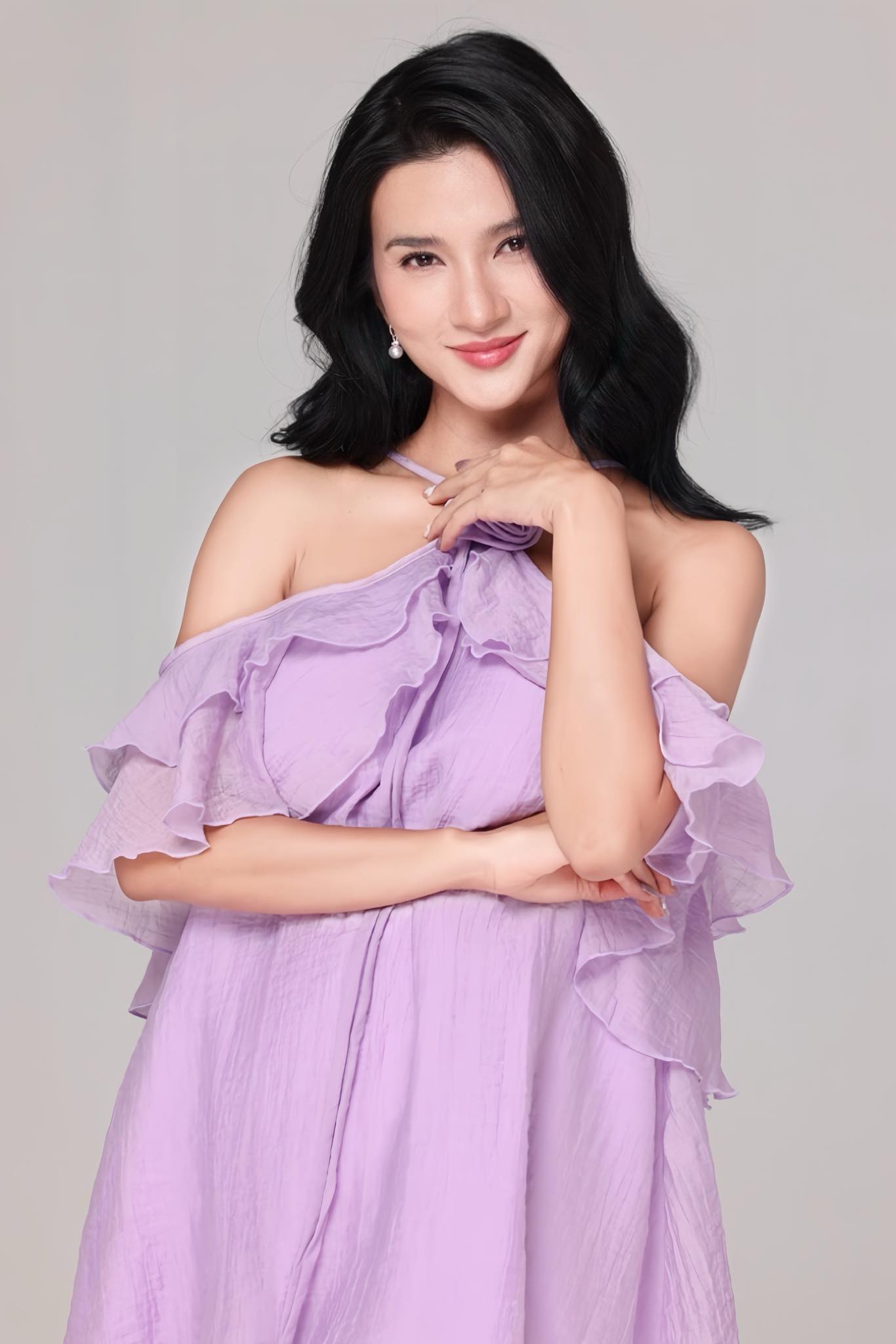 

Trước tin đồn tình cảm, Kim Tuyến từng gây ấn tượng với khán giả qua loạt vai diễn trong Chuyện tình đảo ngọc, Sắc đẹp và danh vọng, Mộng phù hoa, Mẹ biển… Năm 2023, nữ diễn viên đón tin vui khi nhận danh hiệu NSƯT. Đây được xem là cột mốc đáng nhớ trong sự nghiệp của người đẹp 8X, song cũng là áp lực bởi cô quan niệm phải làm sao để xứng đáng với danh hiệu này  