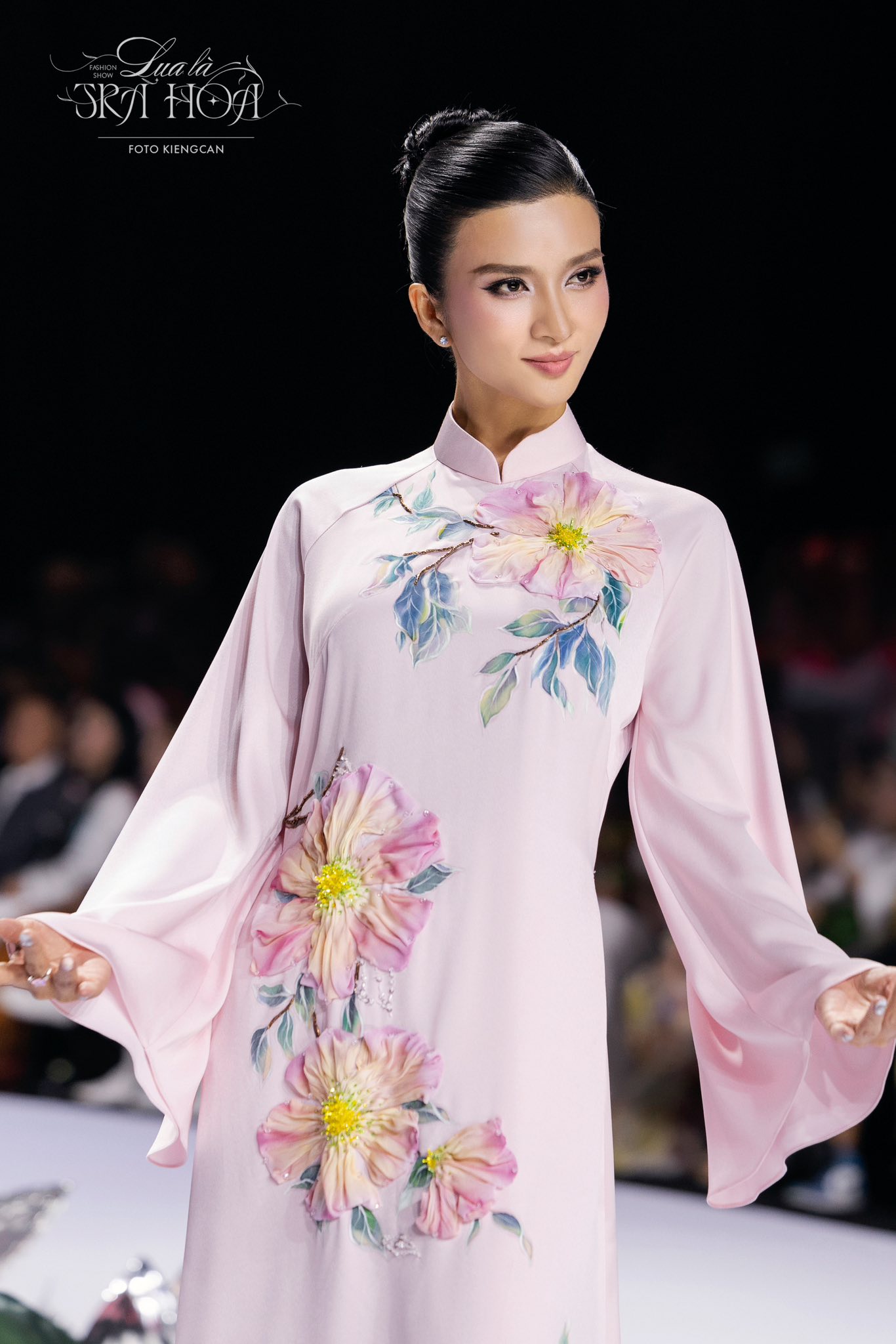 

Về chuyện đời tư, NSƯT Kim Tuyến từng trải qua một cuộc hôn nhân dang dở. Sau đó, cô làm mẹ đơn thân, tập trung làm việc để chăm sóc con. Trong Khang Show, khi nhìn lại biến cố tình cảm này, nữ diễn viên cho biết một phần do cô còn trẻ, chưa đủ kinh nghiệm để bước vào hôn nhân. 'Tôi không đổ lỗi cho ai hết, điều đó còn do sự thiếu hụt về kiến thức hôn nhân của tôi ở độ tuổi đó', cô kể  