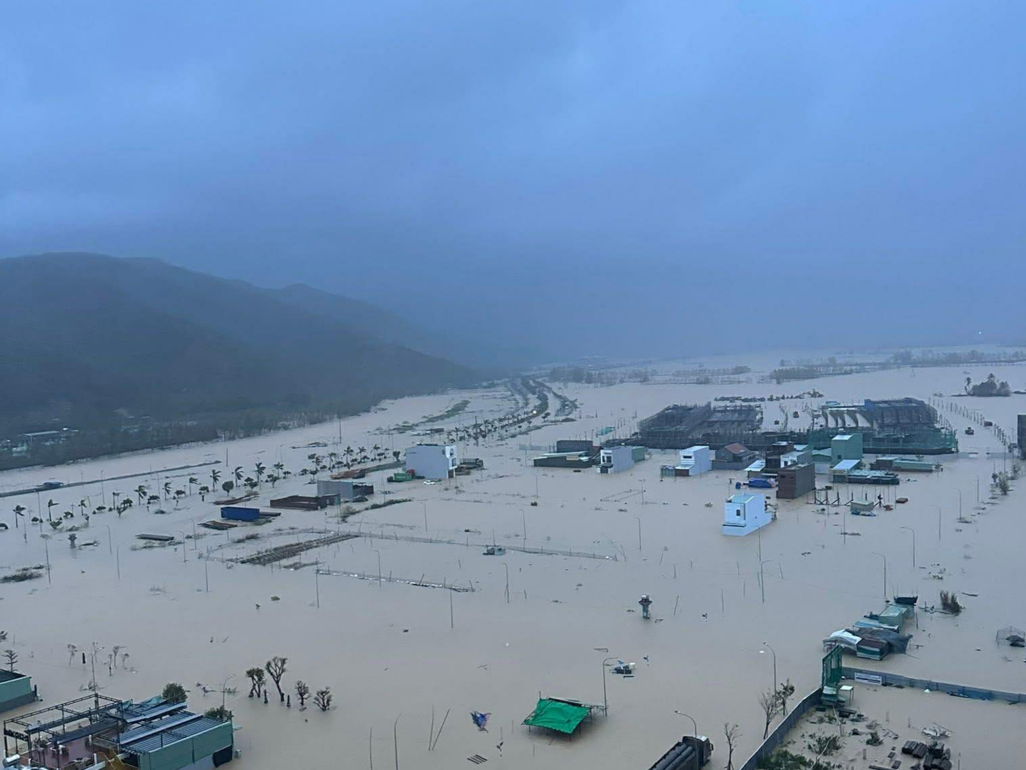 Quy Nhơn ngập lụt: Gia Lai chi tiền giúp 5.000 hộ nghèo, cận nghèo bị ảnh hưởng- Ảnh 1. Quy Nhơn ngập lụt: Gia Lai chi tiền giúp 5.000 hộ nghèo, cận nghèo bị ảnh hưởng- Ảnh 1.