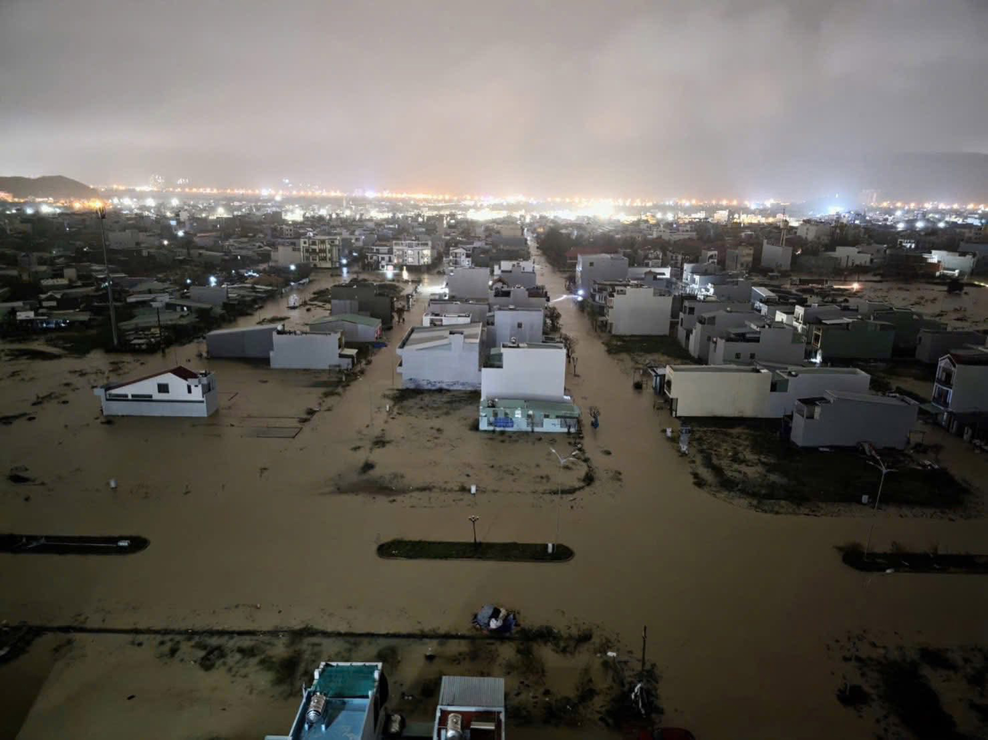 Ngập lụt ở Quy Nhơn, dân thức trắng đêm chạy lũ - Ảnh 3.