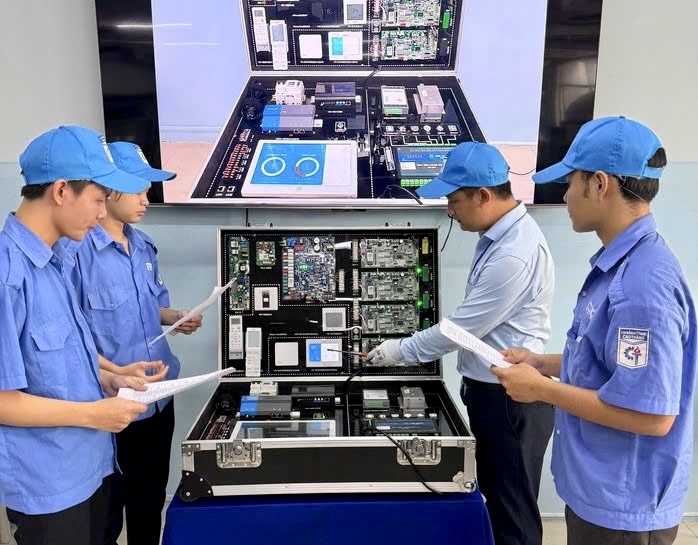 O papel dos professores de ensino profissionalizante na era da IA e da educação profissional - Foto 1. Vai trò của người thầy dạy nghề trong thời đại AI và giáo dục nghề nghiệp - Ảnh 1.