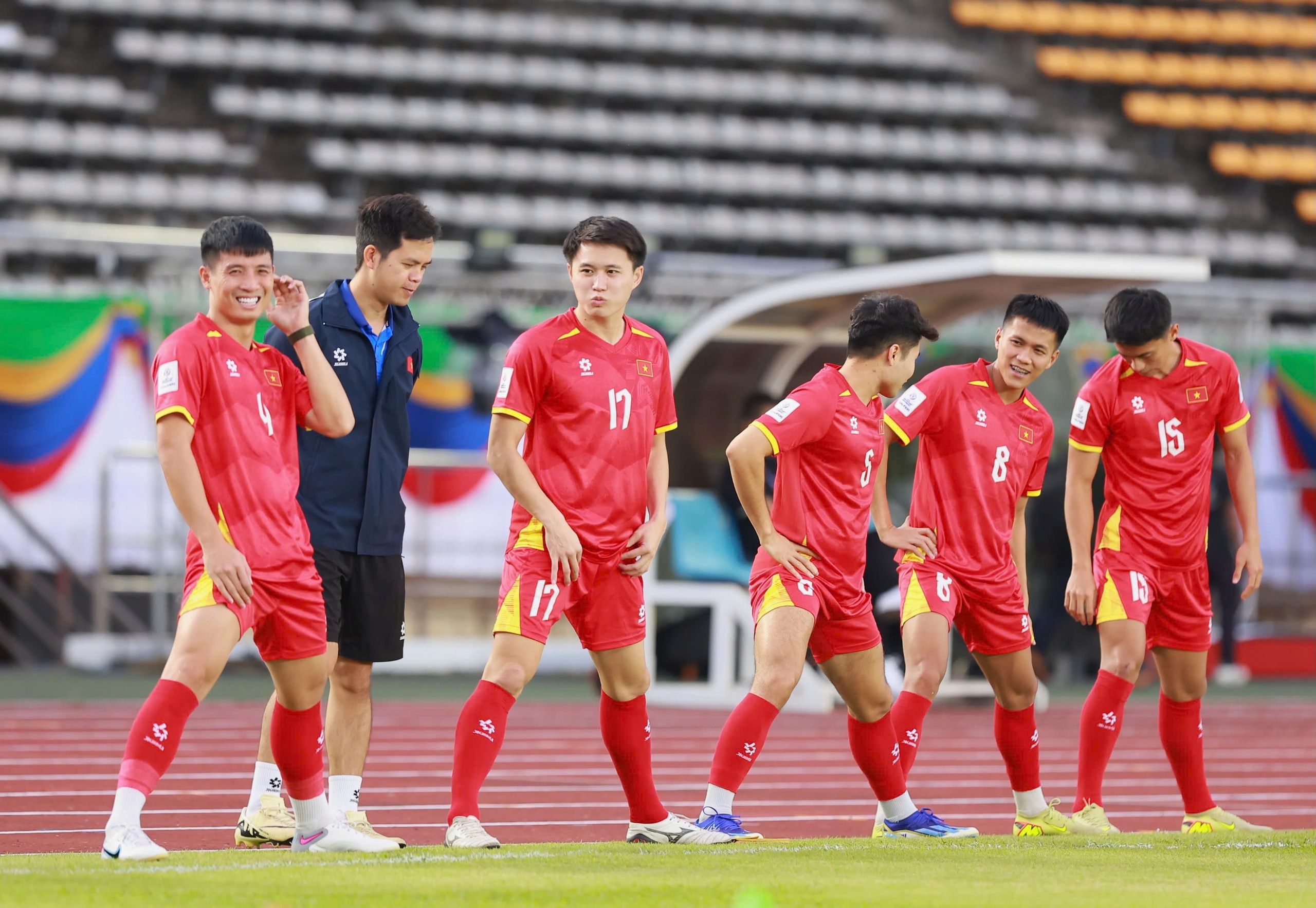 Xuan Son wirkt strahlend, während er sich an den Auswärtsplatz gewöhnt und bereit ist, der vietnamesischen Mannschaft zu helfen, das laotische Netz zu zerreißen - Foto 1. Xuân Son rạng rỡ làm quen sân khách, sẵn sàng cùng đội tuyển Việt Nam xé lưới Lào- Ảnh 1.