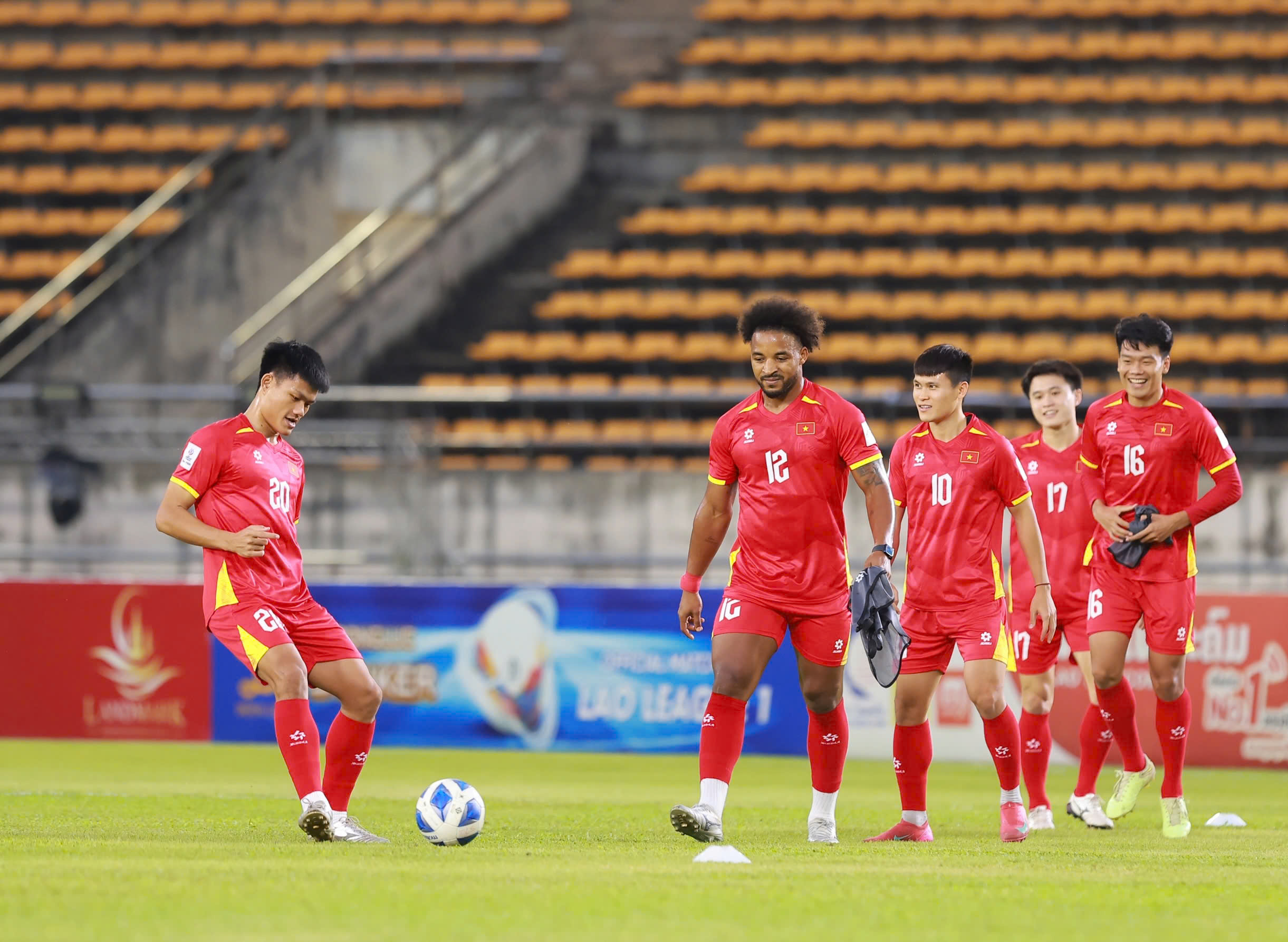 Xuan Son strahlt, während er sich an den Auswärtsplatz gewöhnt und bereit ist, der vietnamesischen Mannschaft zu helfen, das laotische Netz zu zerreißen - Foto 11. Xuân Son rạng rỡ làm quen sân khách, sẵn sàng cùng đội tuyển Việt Nam xé lưới Lào- Ảnh 11.