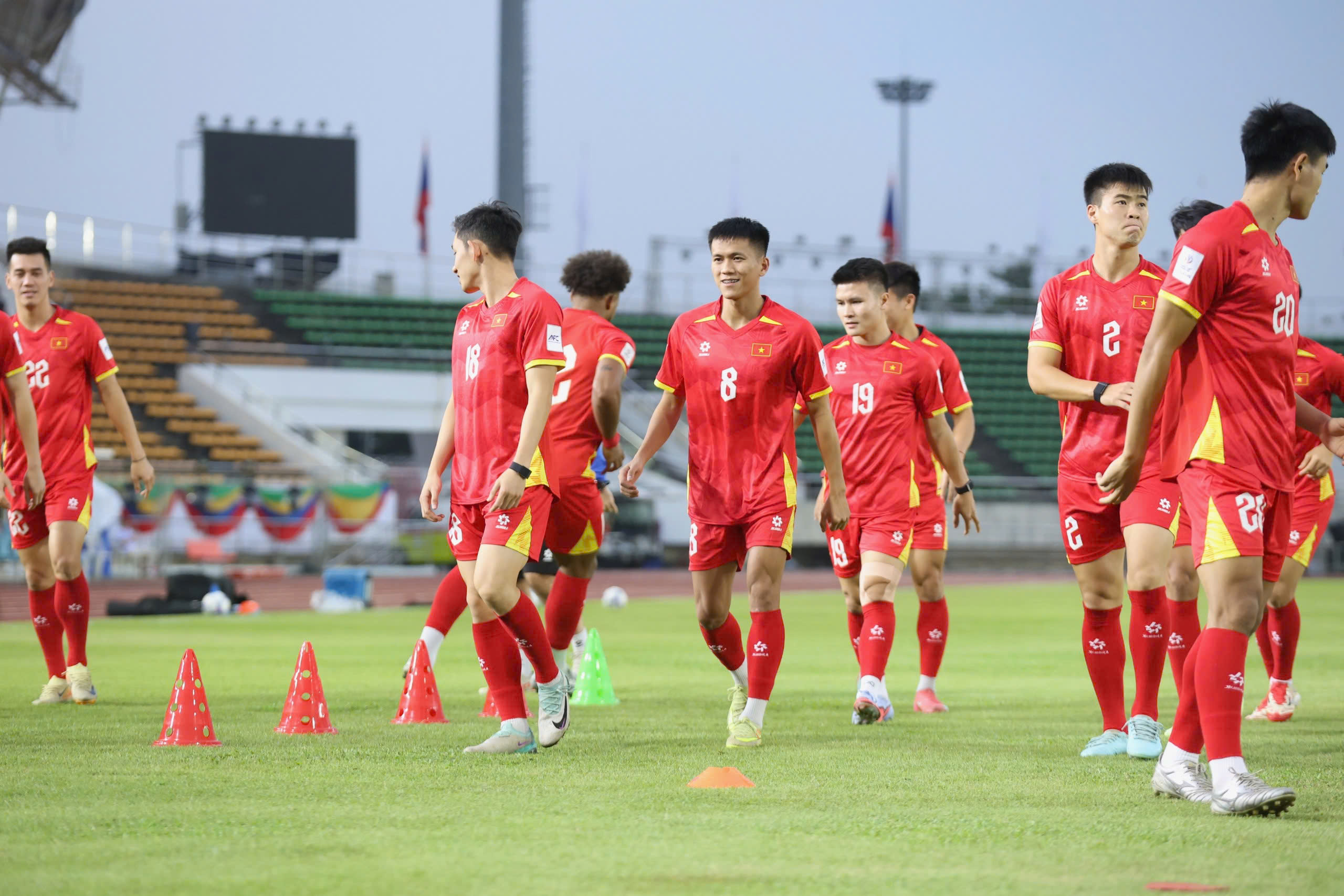 Xuan Son strahlt, während er sich an den Auswärtsplatz gewöhnt und bereit ist, der vietnamesischen Mannschaft zu helfen, das laotische Netz zu zerreißen - Foto 12. Xuân Son rạng rỡ làm quen sân khách, sẵn sàng cùng đội tuyển Việt Nam xé lưới Lào- Ảnh 12.