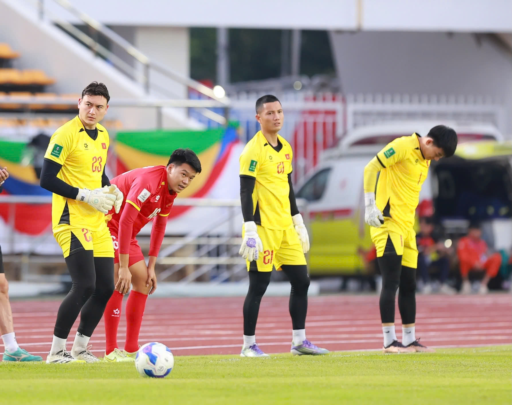 Xuan Son wirkt strahlend, während er sich an den Auswärtsplatz gewöhnt und bereit ist, der vietnamesischen Mannschaft zu helfen, das laotische Netz zu zerreißen - Foto 2. Xuân Son rạng rỡ làm quen sân khách, sẵn sàng cùng đội tuyển Việt Nam xé lưới Lào- Ảnh 2.