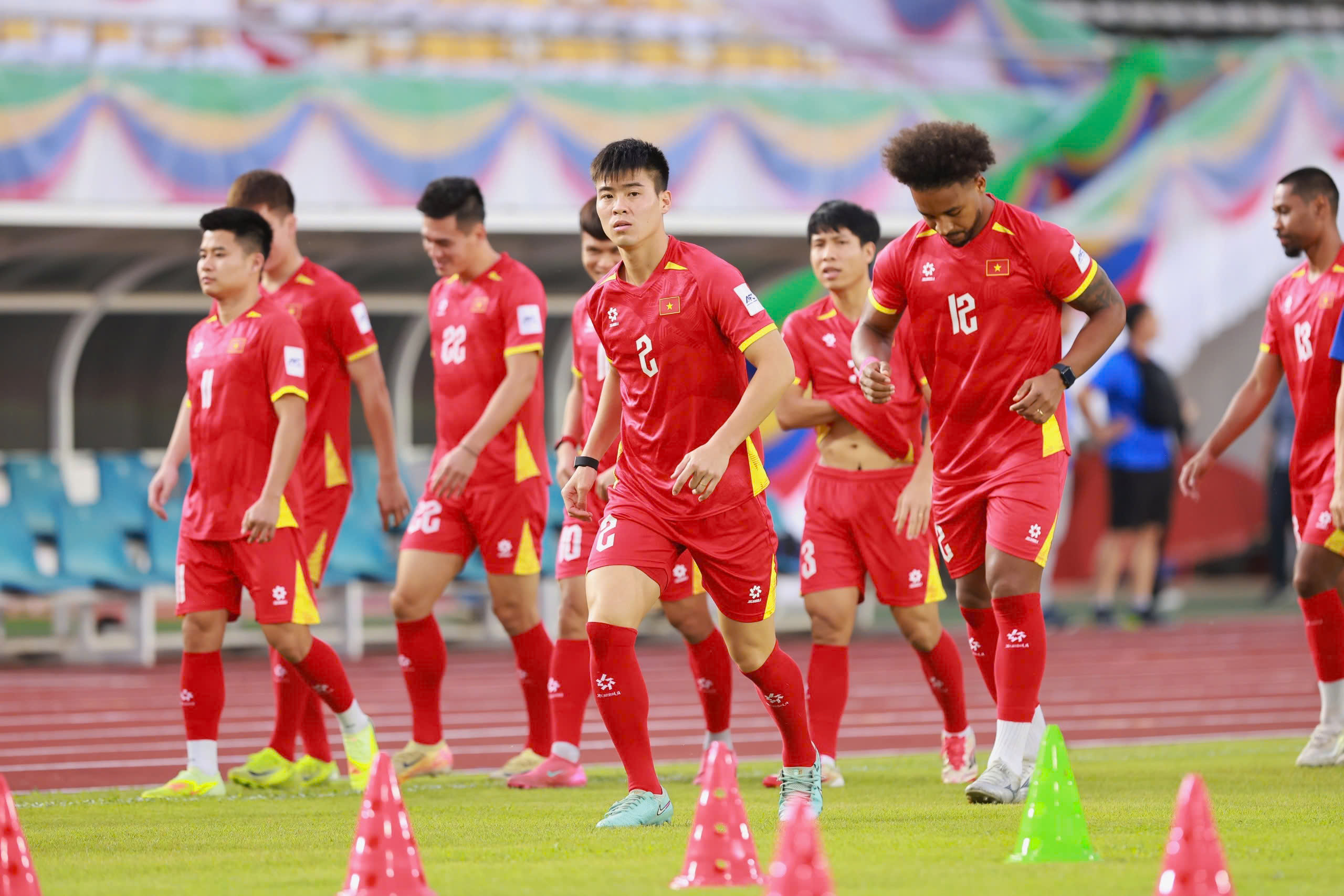 Xuan Son wirkt strahlend, während er sich an das Auswärtsspiel gewöhnt und bereit ist, der vietnamesischen Mannschaft zu helfen, das laotische Netz zu zerreißen - Foto 3. Xuân Son rạng rỡ làm quen sân khách, sẵn sàng cùng đội tuyển Việt Nam xé lưới Lào- Ảnh 3.