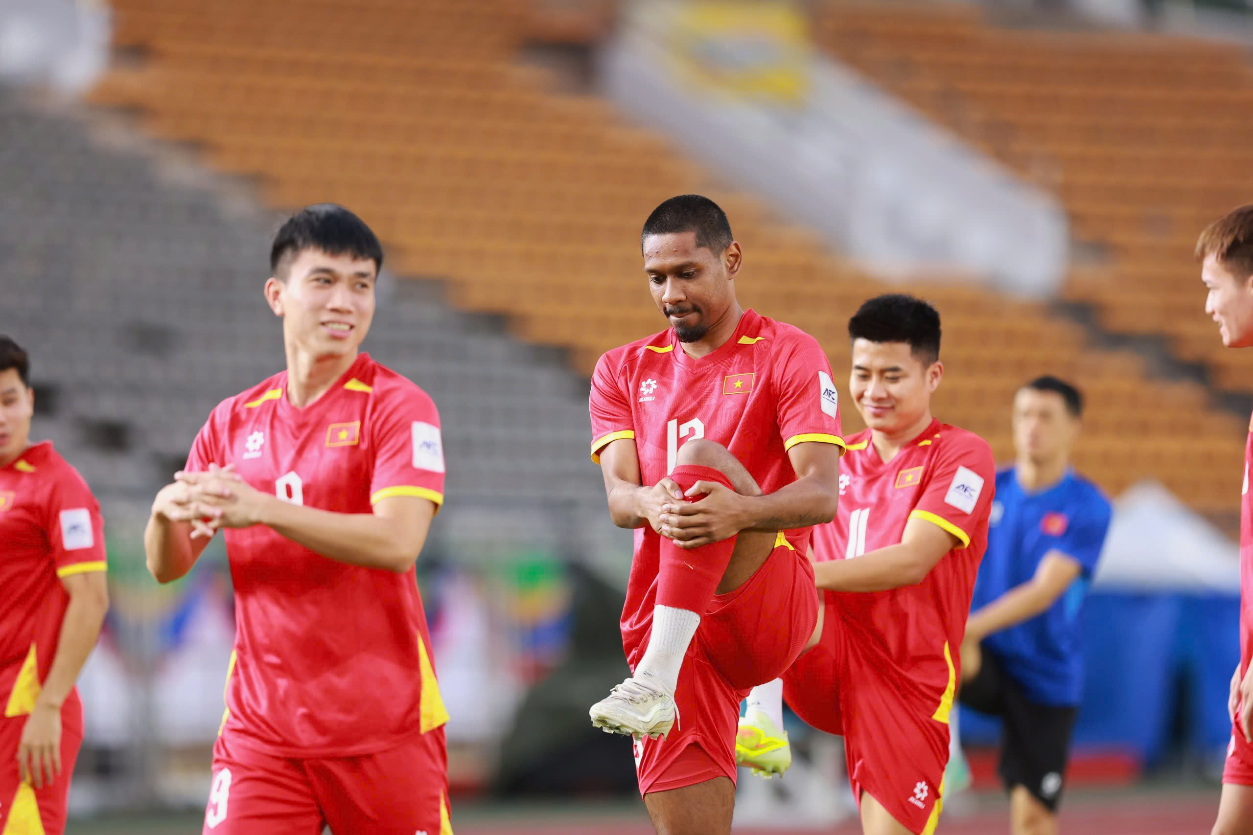 Xuan Son wirkt strahlend, während er sich an das Auswärtsspiel gewöhnt und bereit ist, der vietnamesischen Mannschaft zu helfen, das laotische Netz zu zerreißen - Foto 4. Xuân Son rạng rỡ làm quen sân khách, sẵn sàng cùng đội tuyển Việt Nam xé lưới Lào- Ảnh 4.
