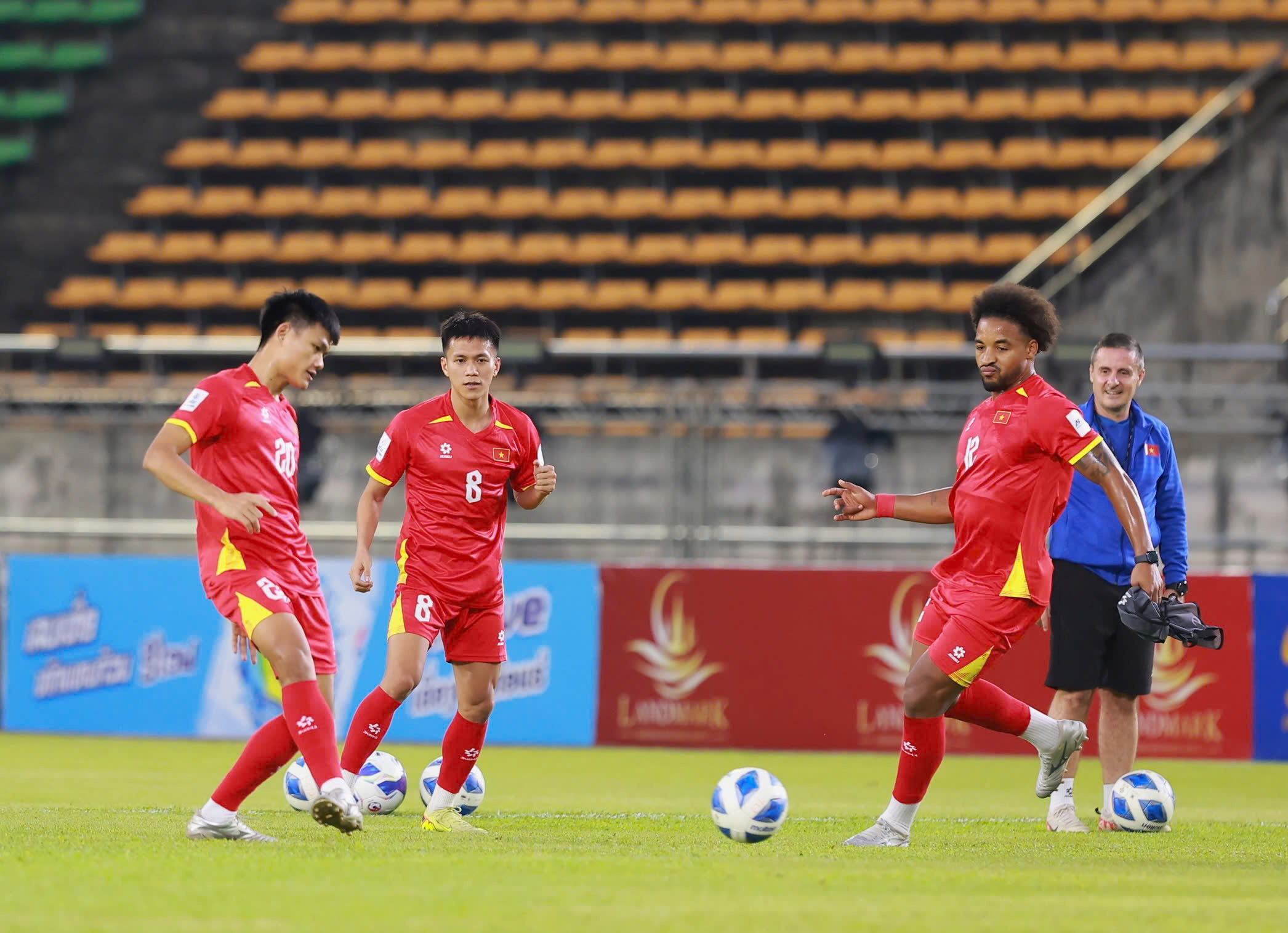 Xuan Son wirkt strahlend, während er sich an das Auswärtsspiel gewöhnt und bereit ist, der vietnamesischen Mannschaft zu helfen, das laotische Netz zu zerreißen - Foto 5. Xuân Son rạng rỡ làm quen sân khách, sẵn sàng cùng đội tuyển Việt Nam xé lưới Lào- Ảnh 5.