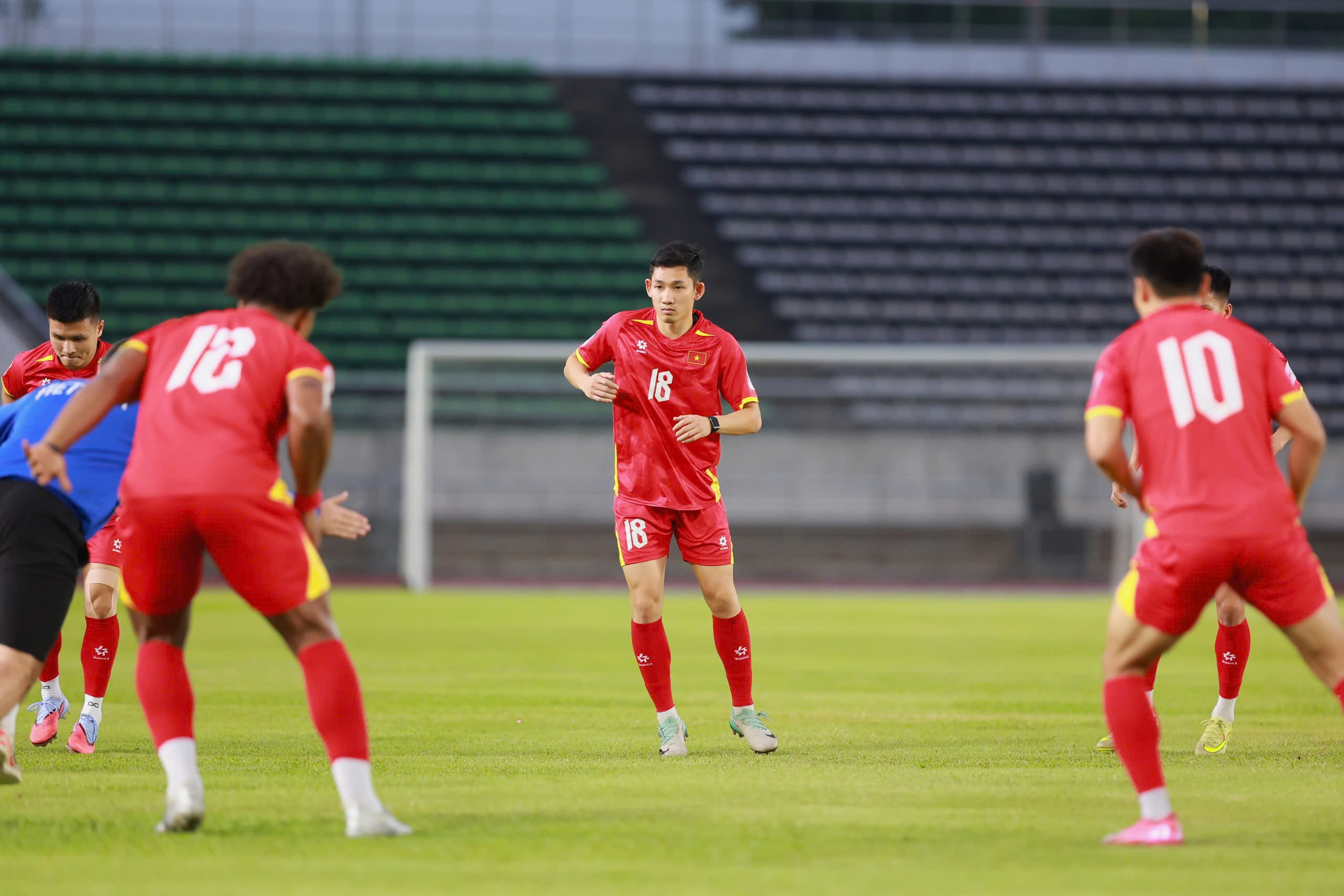 Xuan Son wirkt strahlend, während er sich an das Auswärtsspiel gewöhnt und bereit ist, der vietnamesischen Mannschaft zu helfen, das laotische Netz zu zerreißen - Foto 6. Xuân Son rạng rỡ làm quen sân khách, sẵn sàng cùng đội tuyển Việt Nam xé lưới Lào- Ảnh 6.