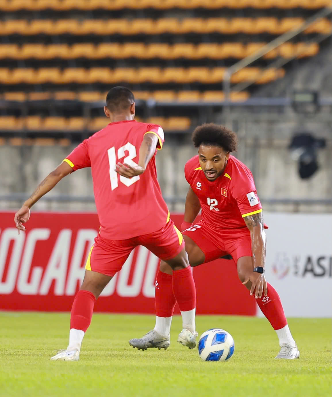Xuan Son wirkt strahlend, während er sich an den Auswärtsplatz gewöhnt und bereit ist, der vietnamesischen Mannschaft zu helfen, das laotische Netz zu zerreißen - Foto 7. Xuân Son rạng rỡ làm quen sân khách, sẵn sàng cùng đội tuyển Việt Nam xé lưới Lào- Ảnh 7.