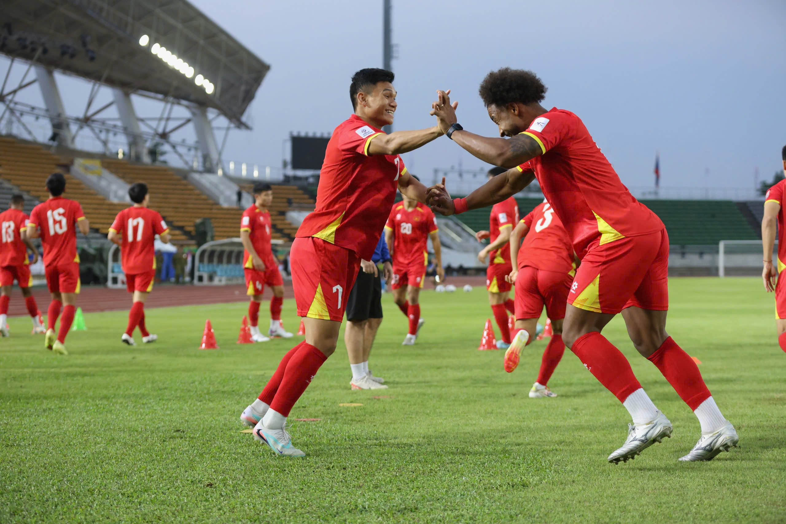 Xuan Son wirkt strahlend, während er sich an das Auswärtsspiel gewöhnt und bereit ist, der vietnamesischen Mannschaft zu helfen, das laotische Netz zu zerreißen - Foto 8. Xuân Son rạng rỡ làm quen sân khách, sẵn sàng cùng đội tuyển Việt Nam xé lưới Lào- Ảnh 8.