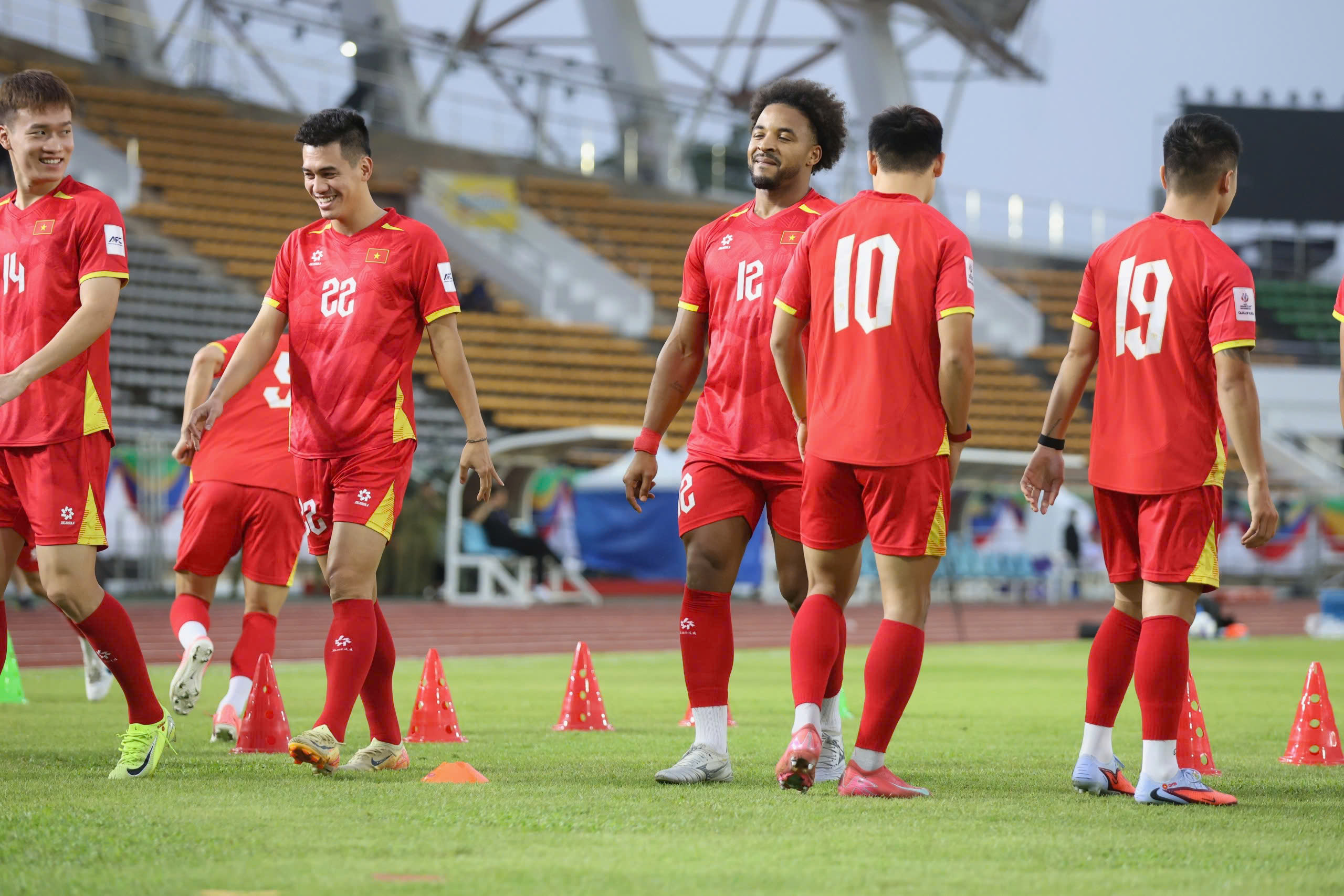 Xuan Son wirkt strahlend, während er sich an das Auswärtsspiel gewöhnt und bereit ist, der vietnamesischen Mannschaft zu helfen, das laotische Netz zu zerreißen - Foto 9. Xuân Son rạng rỡ làm quen sân khách, sẵn sàng cùng đội tuyển Việt Nam xé lưới Lào- Ảnh 9.