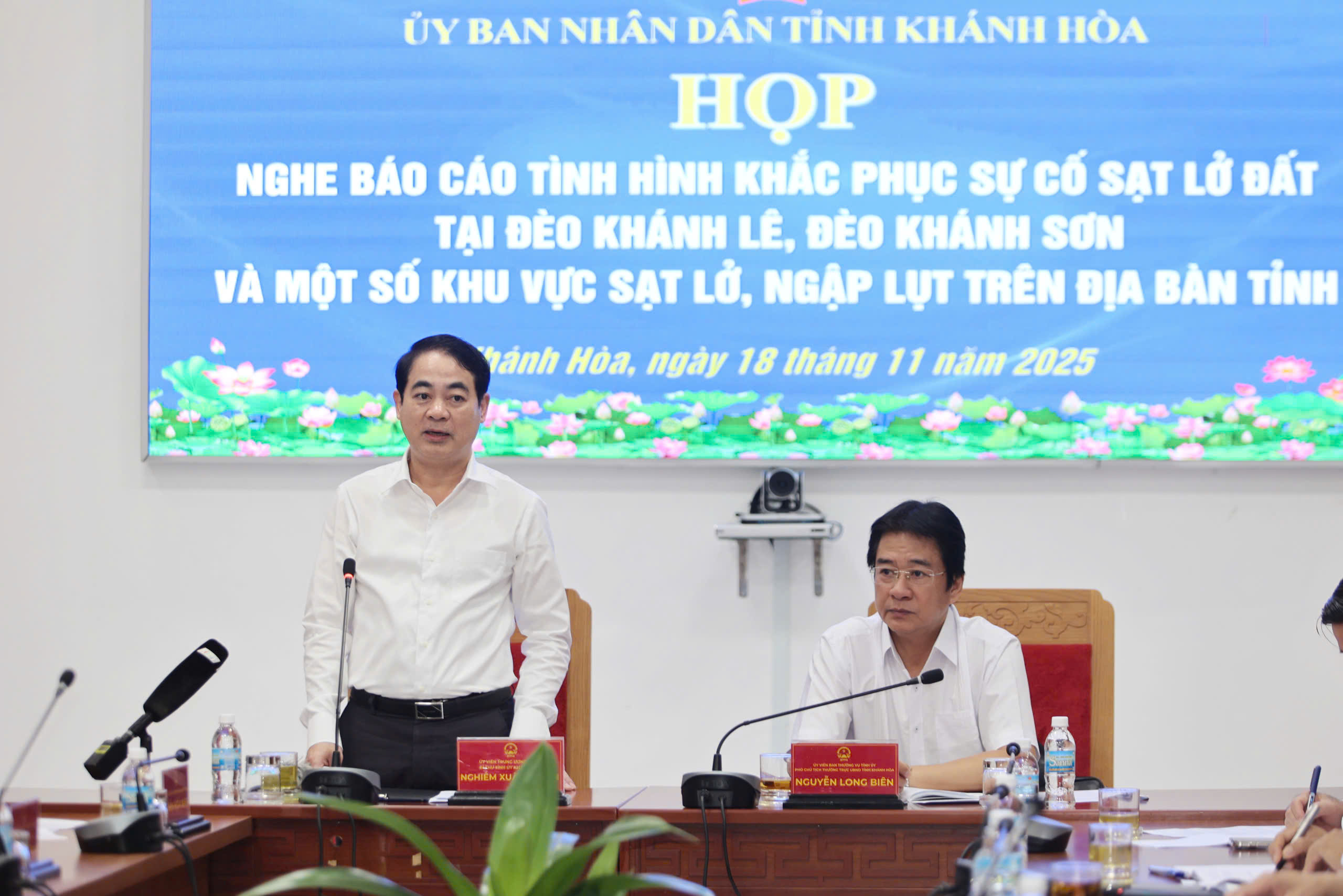 Khánh Hòa sạt lở, ngập lụt khắp nơi, Bí thư Tỉnh ủy triệu tập họp khẩn- Ảnh 1. Khánh Hòa sạt lở, ngập lụt khắp nơi, Bí thư Tỉnh ủy triệu tập họp khẩn- Ảnh 1.