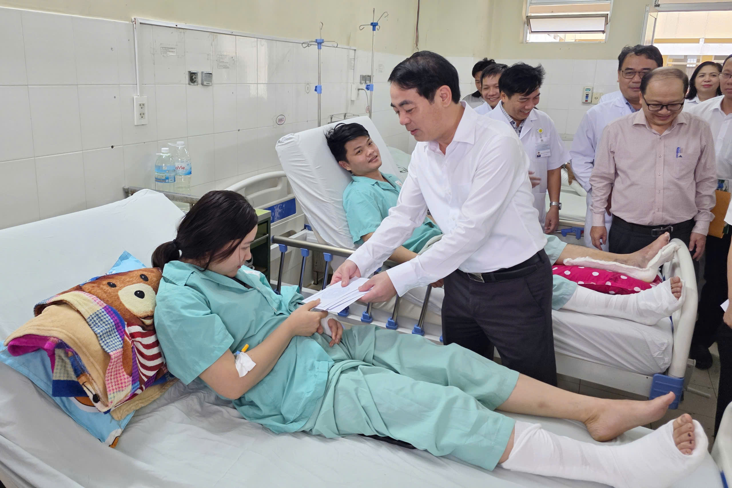 Khánh Hòa sạt lở, ngập lụt khắp nơi, Bí thư Tỉnh ủy triệu tập họp khẩn- Ảnh 3. Khánh Hòa sạt lở, ngập lụt khắp nơi, Bí thư Tỉnh ủy triệu tập họp khẩn- Ảnh 3.