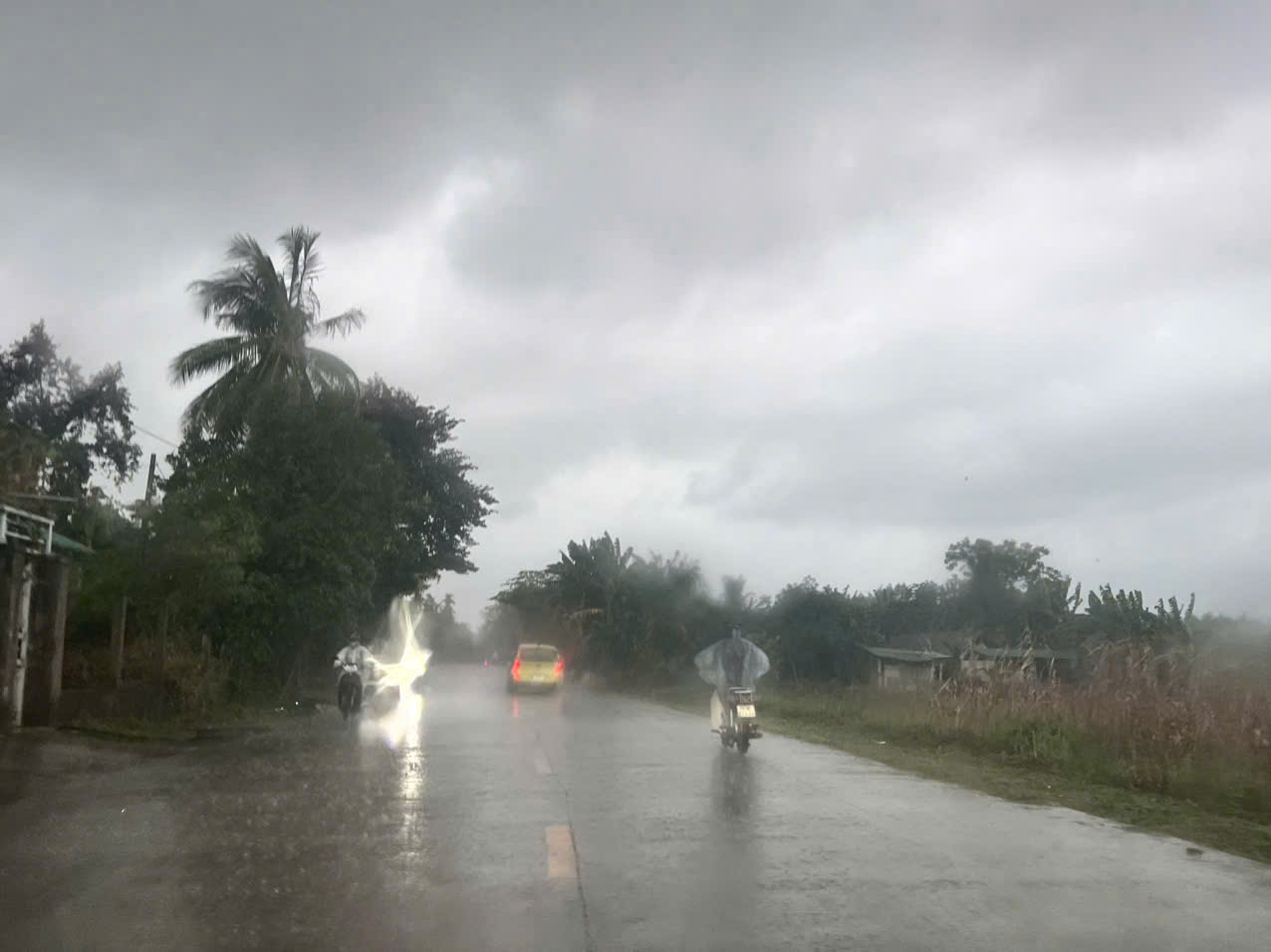 Lũ các sông ở Quảng Ngãi lên nhanh, cảnh báo lũ quét và sạt lở - Ảnh 1.