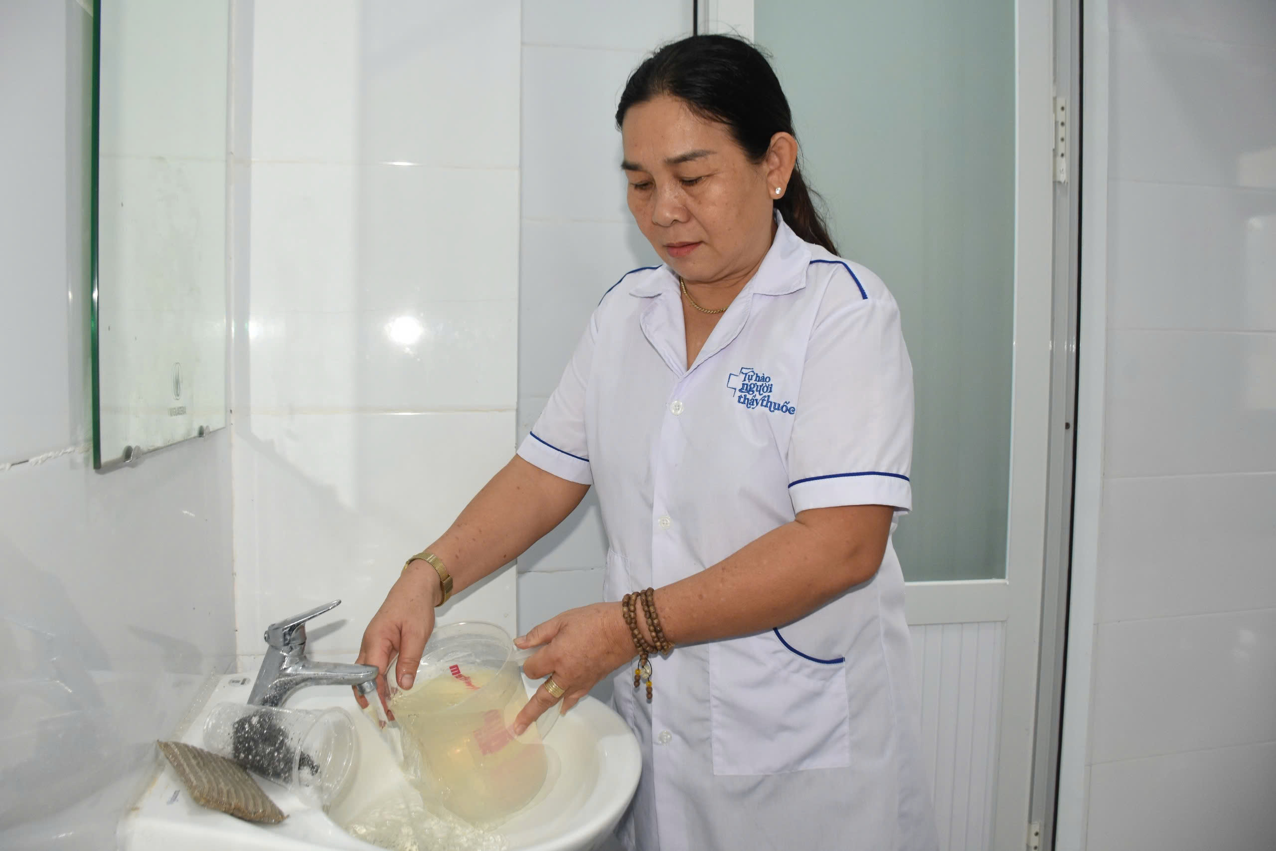 Trạm Y tế ở Quảng Ngãi thiếu nước sạch, mua nước đóng chai để rửa dụng cụ - Ảnh 1.