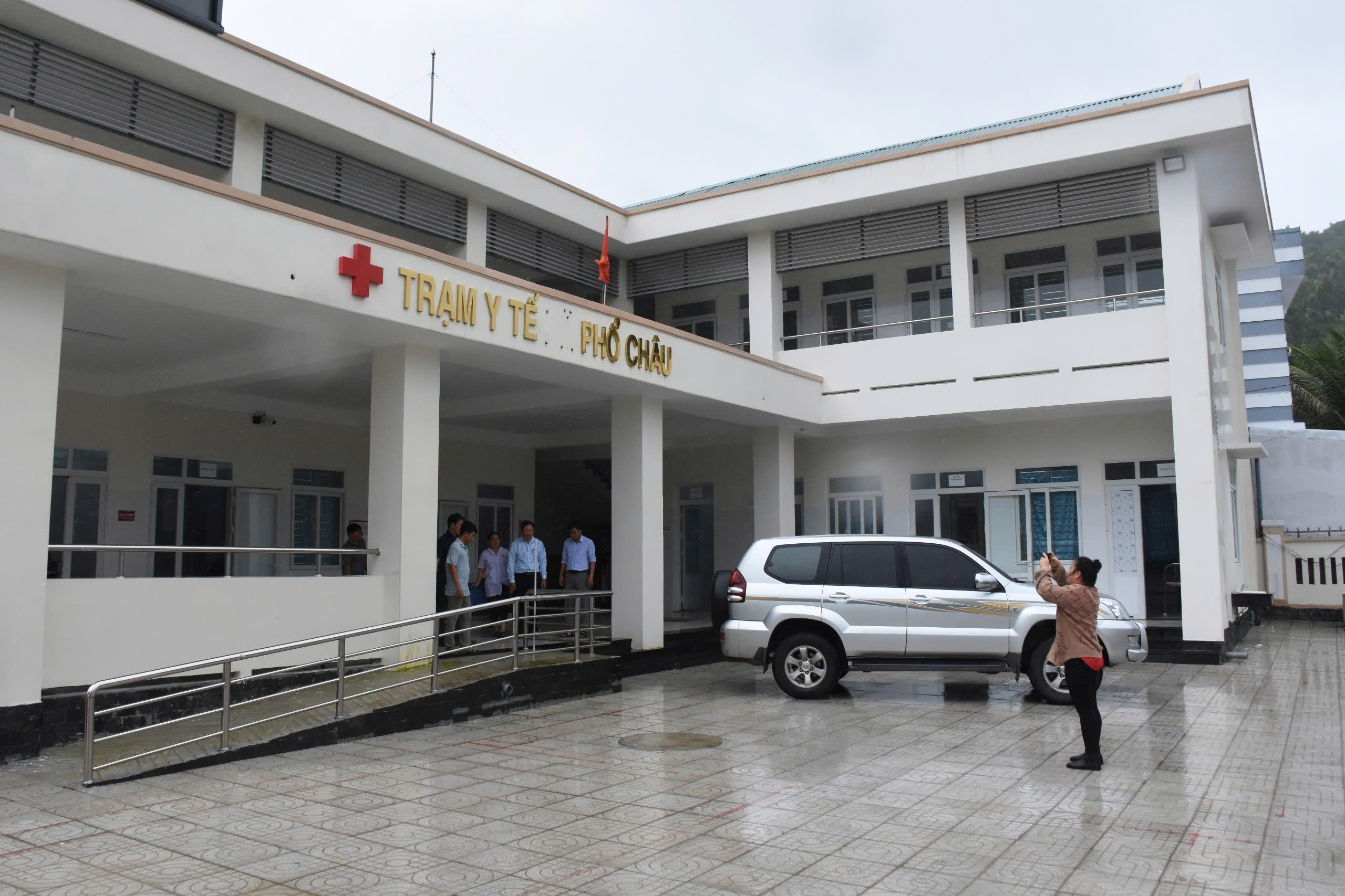 Trạm Y tế ở Quảng Ngãi thiếu nước sạch, mua nước đóng chai để rửa dụng cụ - Ảnh 2.