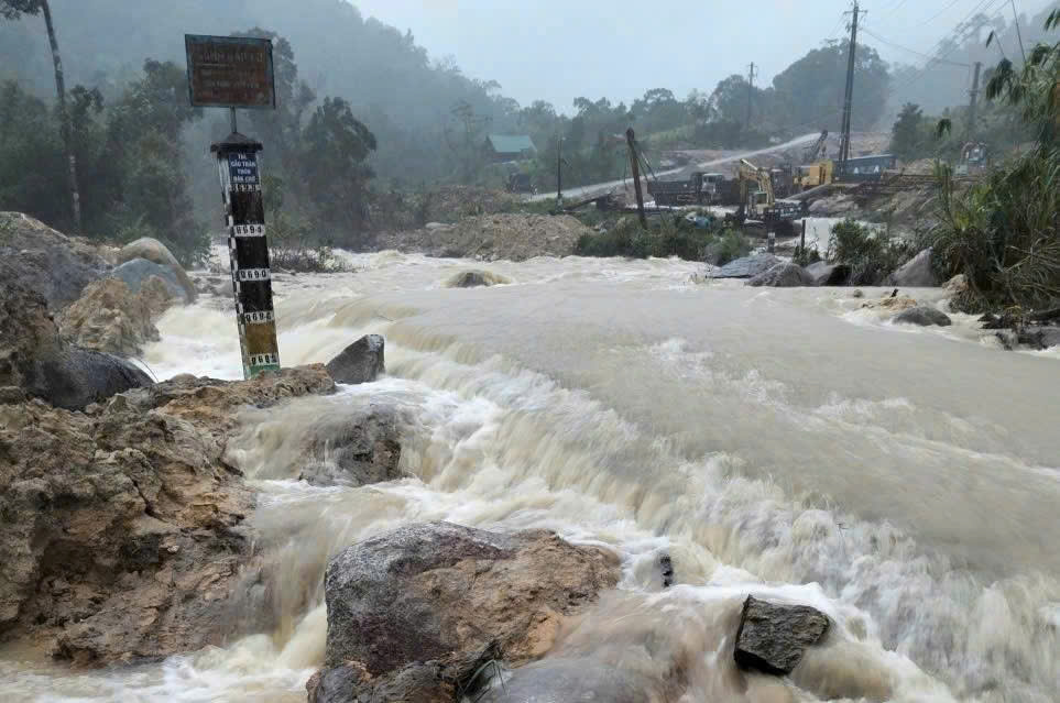 Quảng Ngãi: QL24 xuất hiện nhiều điểm sạt lở, giao thông ách tắc - Ảnh 4.