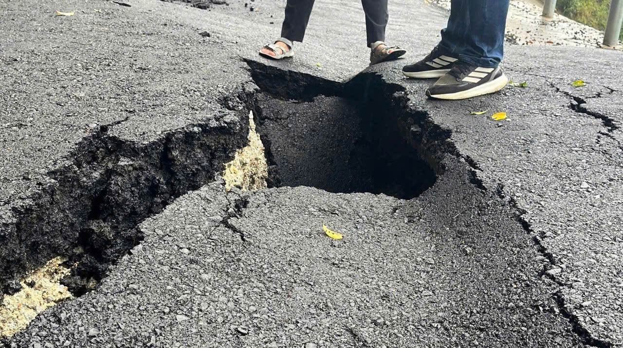 Quảng Ngãi: QL24 xuất hiện nhiều điểm sạt lở, giao thông ách tắc - Ảnh 3.