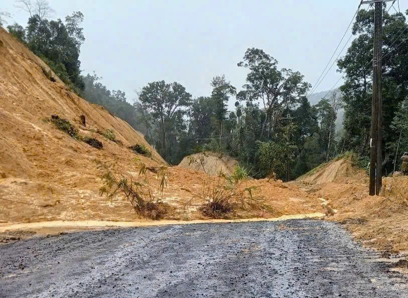 Quảng Ngãi: QL24 xuất hiện nhiều điểm sạt lở, giao thông ách tắc - Ảnh 6.