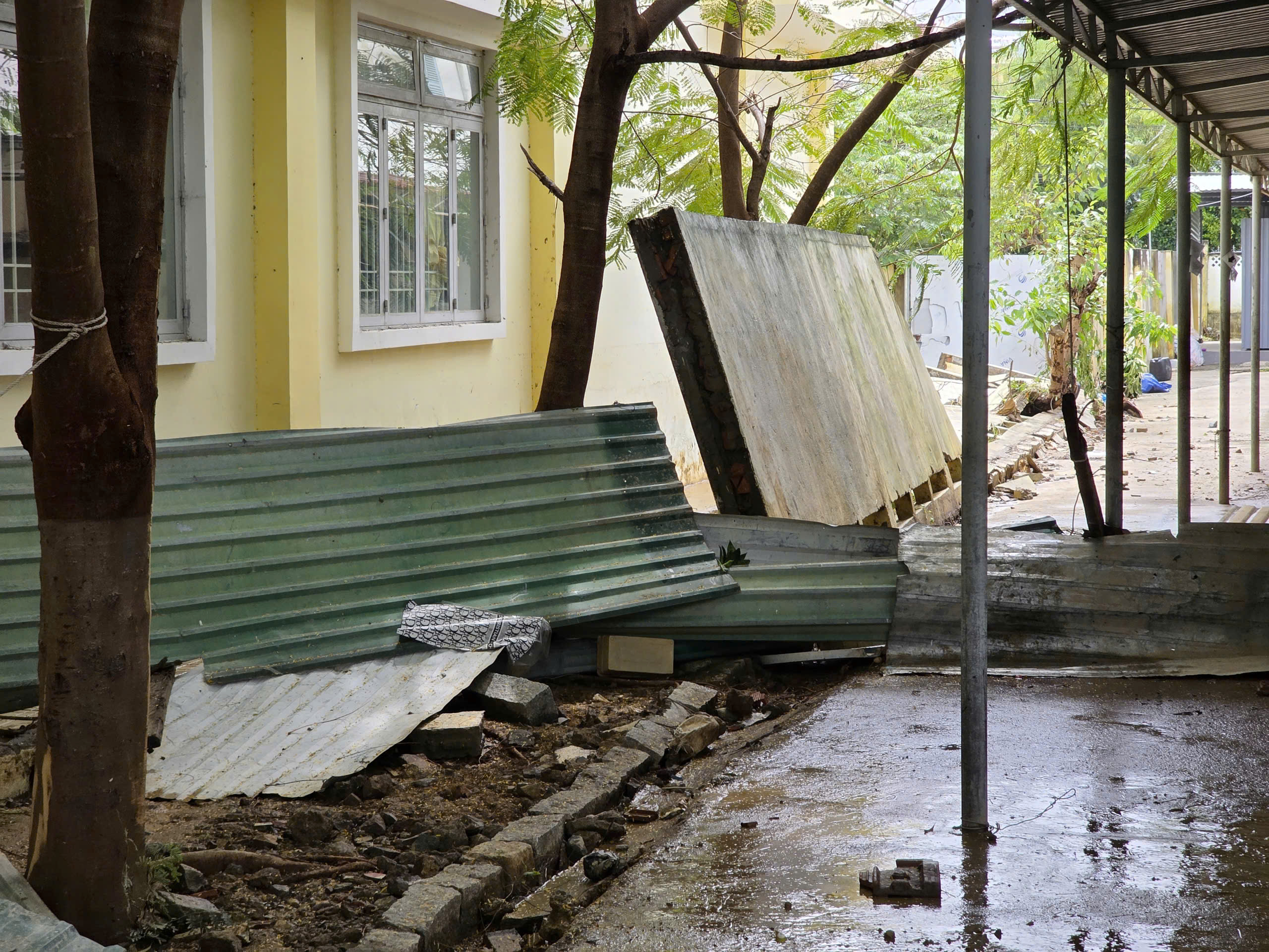 Khánh Hòa: Giáo viên ra quân dọn bùn lũ, nhiều trường tiếp tục cho học sinh nghỉ - Ảnh 5.