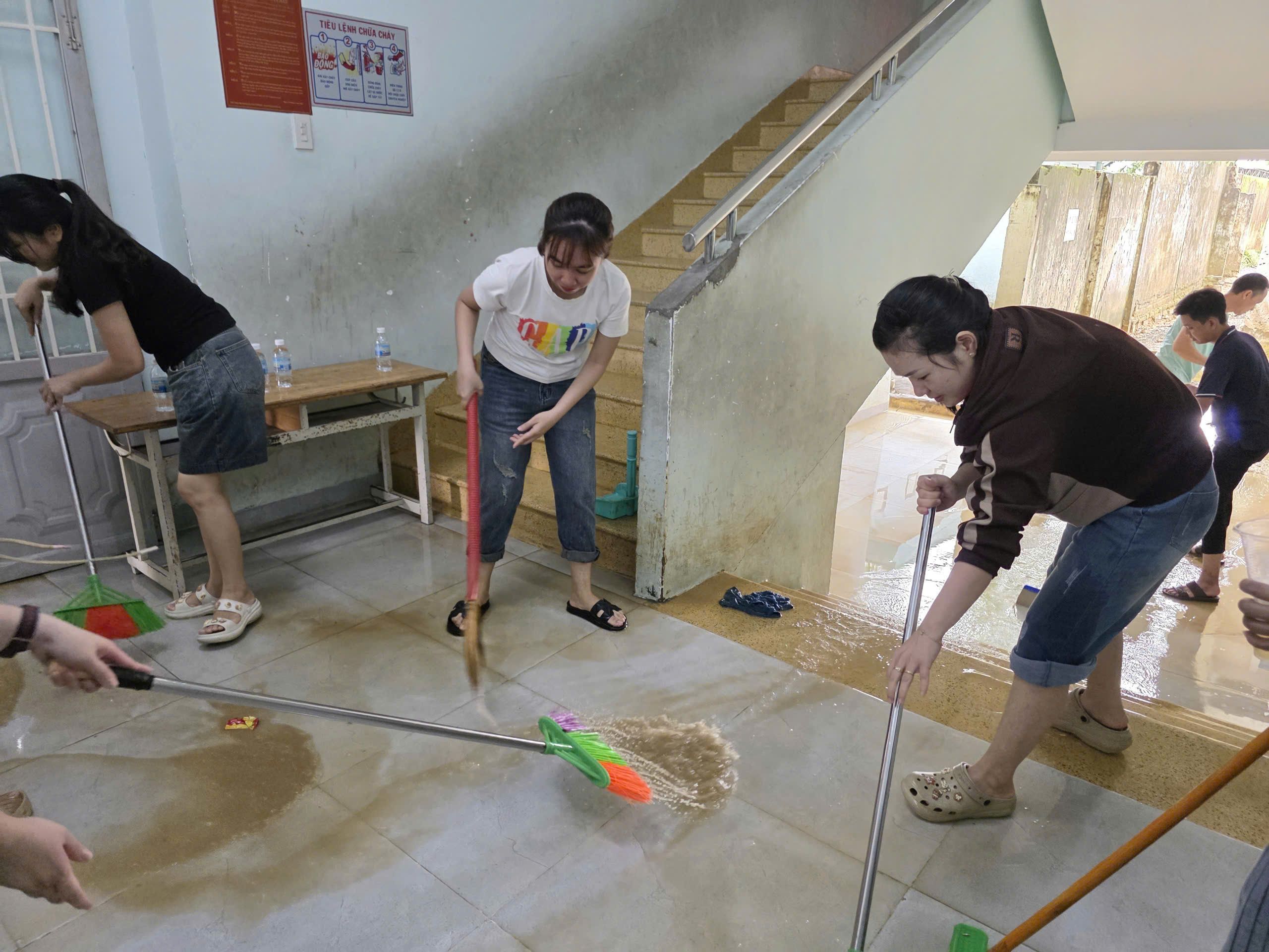 Khánh Hòa: Giáo viên ra quân dọn bùn lũ, nhiều trường tiếp tục cho học sinh nghỉ - Ảnh 1.