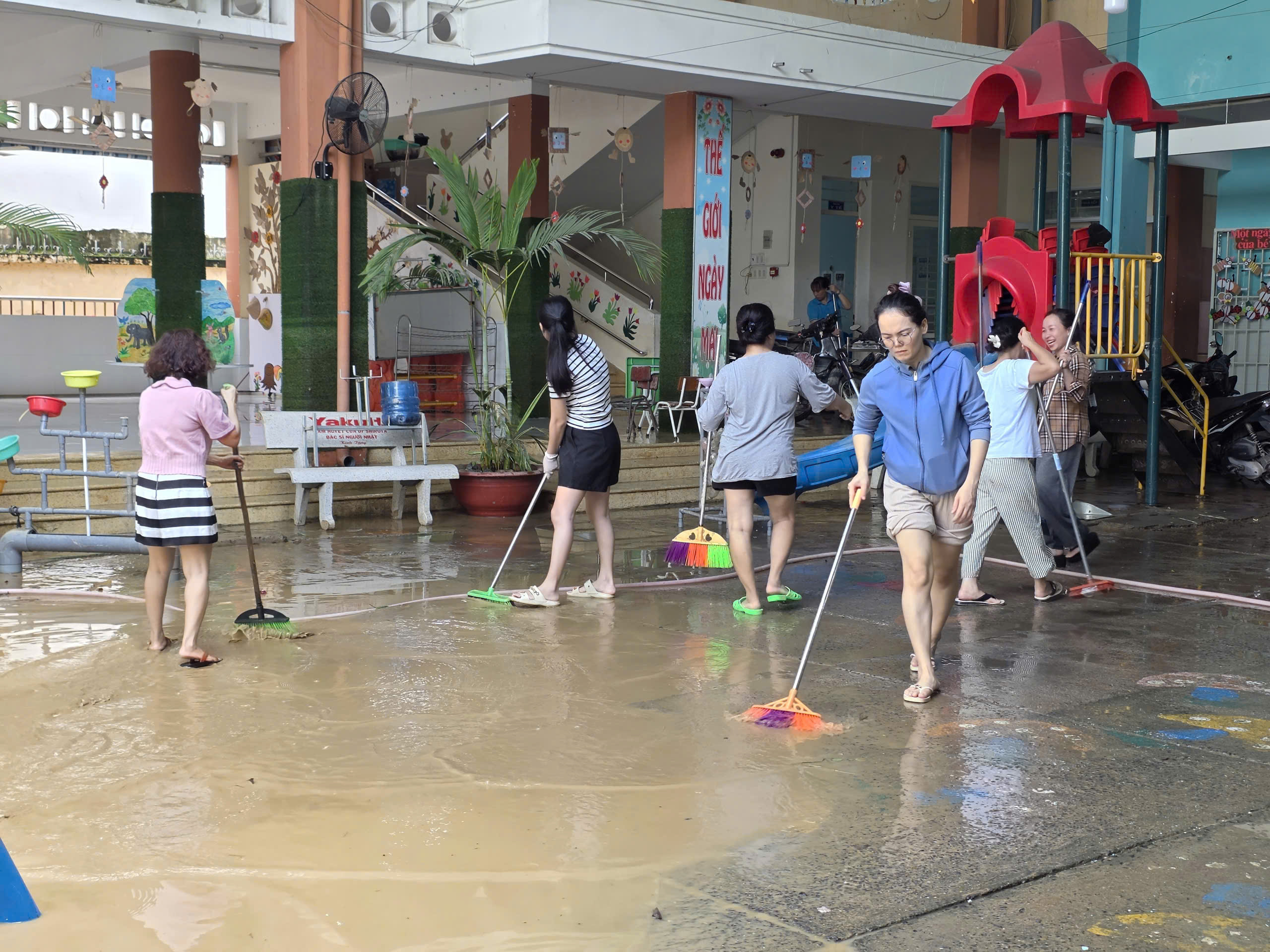Khánh Hòa: Giáo viên ra quân dọn bùn lũ, nhiều trường tiếp tục cho học sinh nghỉ - Ảnh 2.